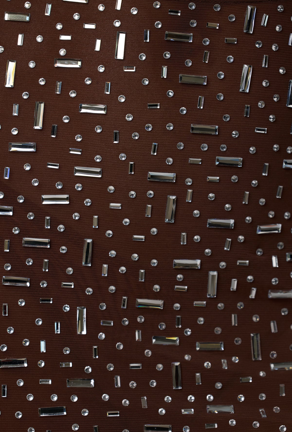⁣⁢Figurbetontes Minikleid aus transparentem Material mit Verzierungen in Deep Cocoa⁤⁣