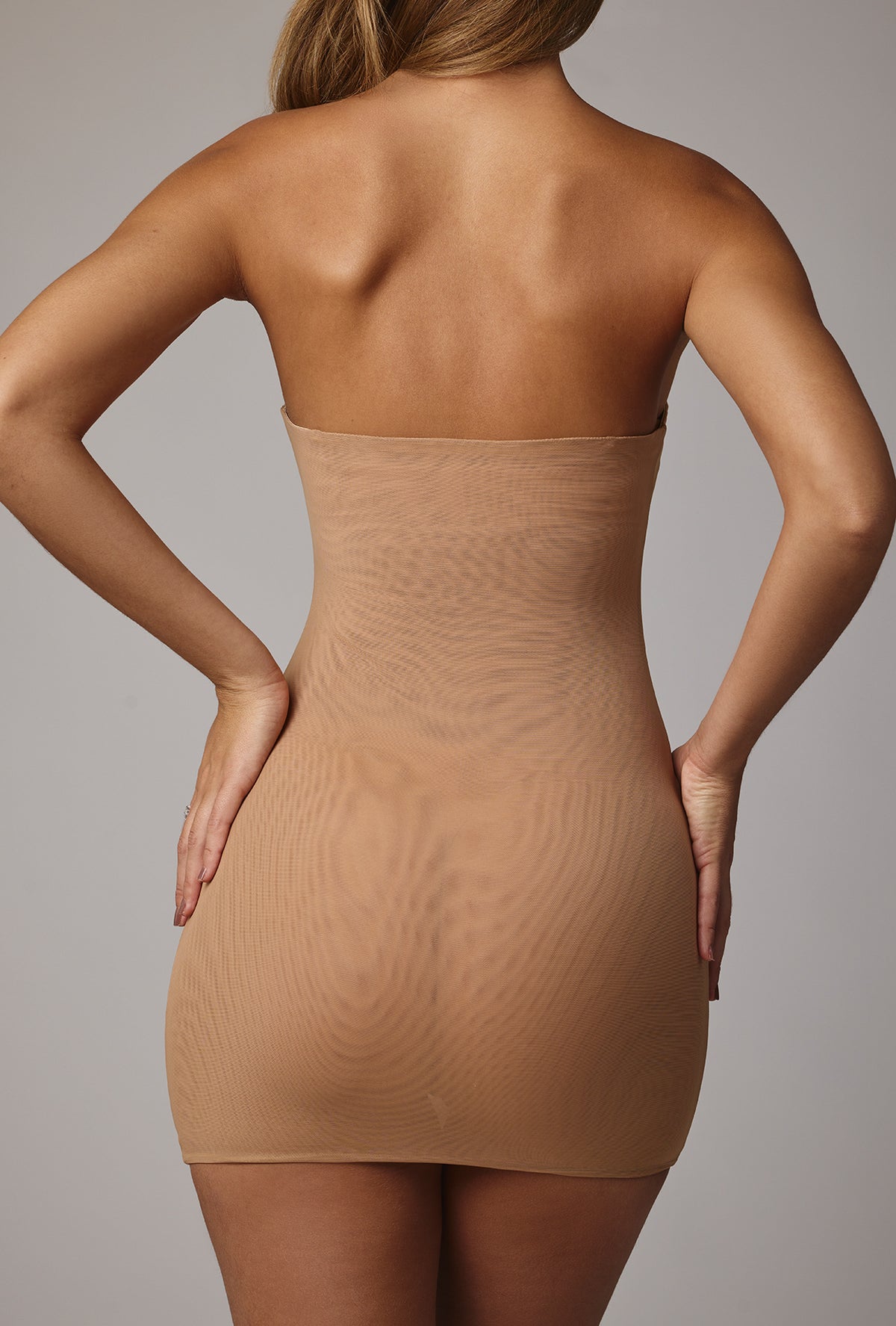 ⁣⁢Minikleid aus weichem, transparentem Mesh mit Bandeau-Ausschnitt in Almond⁤⁣