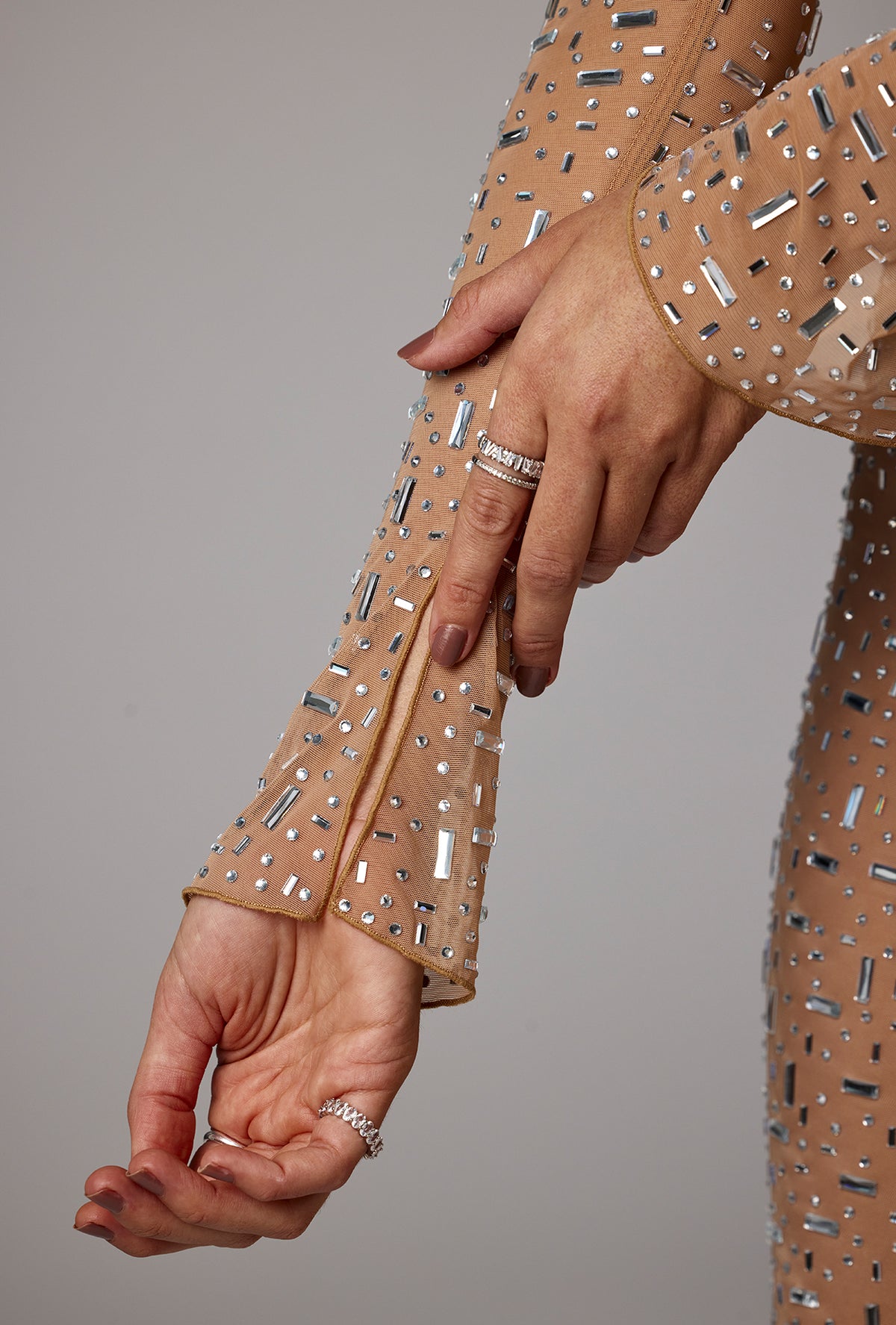 ⁣⁢Transparentes, verziertes Abendkleid mit langen Ärmeln in Honig⁤⁣