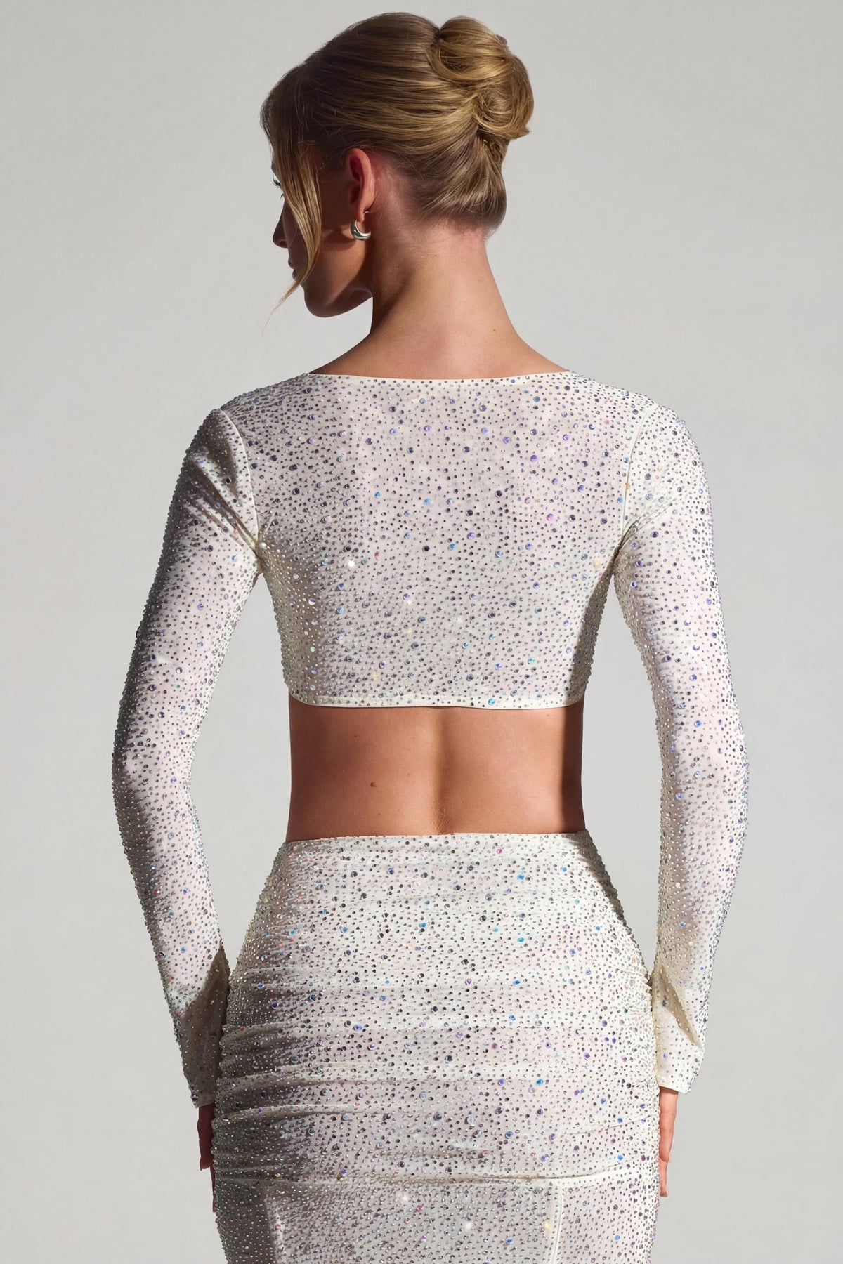 ⁣⁢Langärmliges Crop-Top mit Verzierungen in Weiß⁤⁣