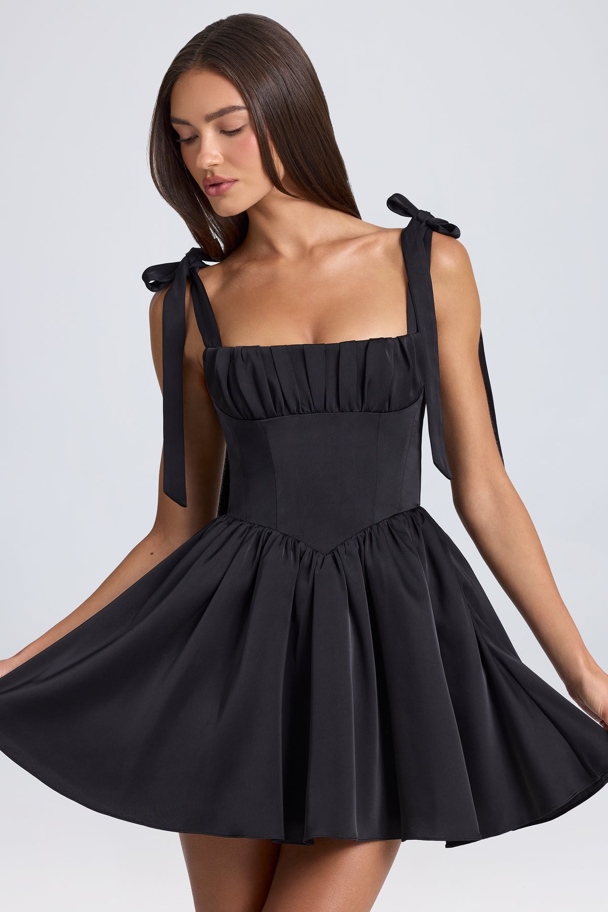 ⁣⁢Drapierte Korsett-Minikleid in Schwarz⁤⁣