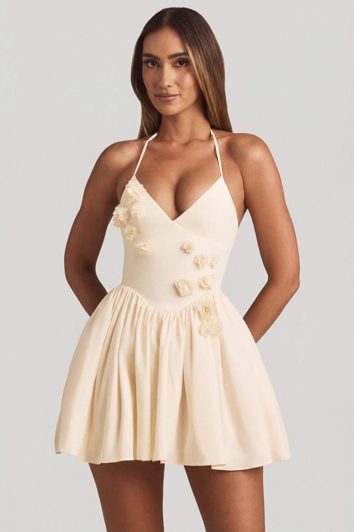 ⁣⁢Neckholder-Korsett-Minikleid mit floraler Applikation in Elfenbein⁤⁣