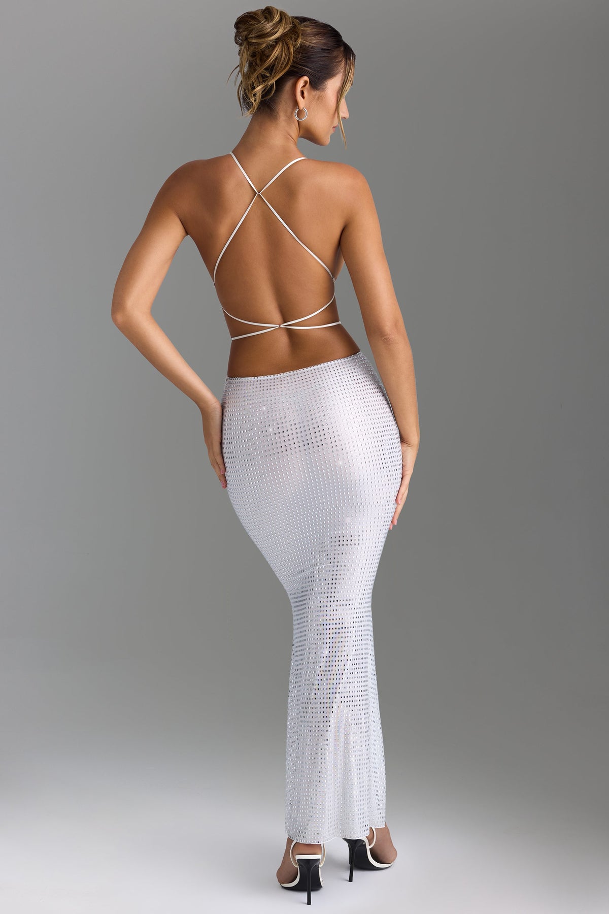 ⁣⁢Verziertes Maxikleid mit Cut-out und rückenfreiem Design in Weiß⁤⁣