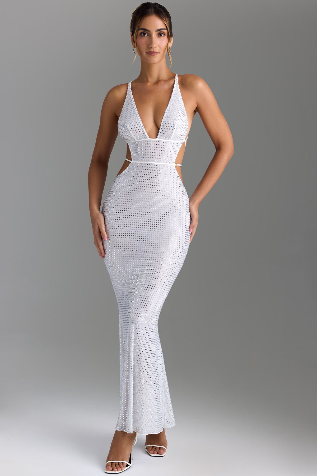 ⁣⁢Verziertes Maxikleid mit Cut-out und rückenfreiem Design in Weiß⁤⁣
