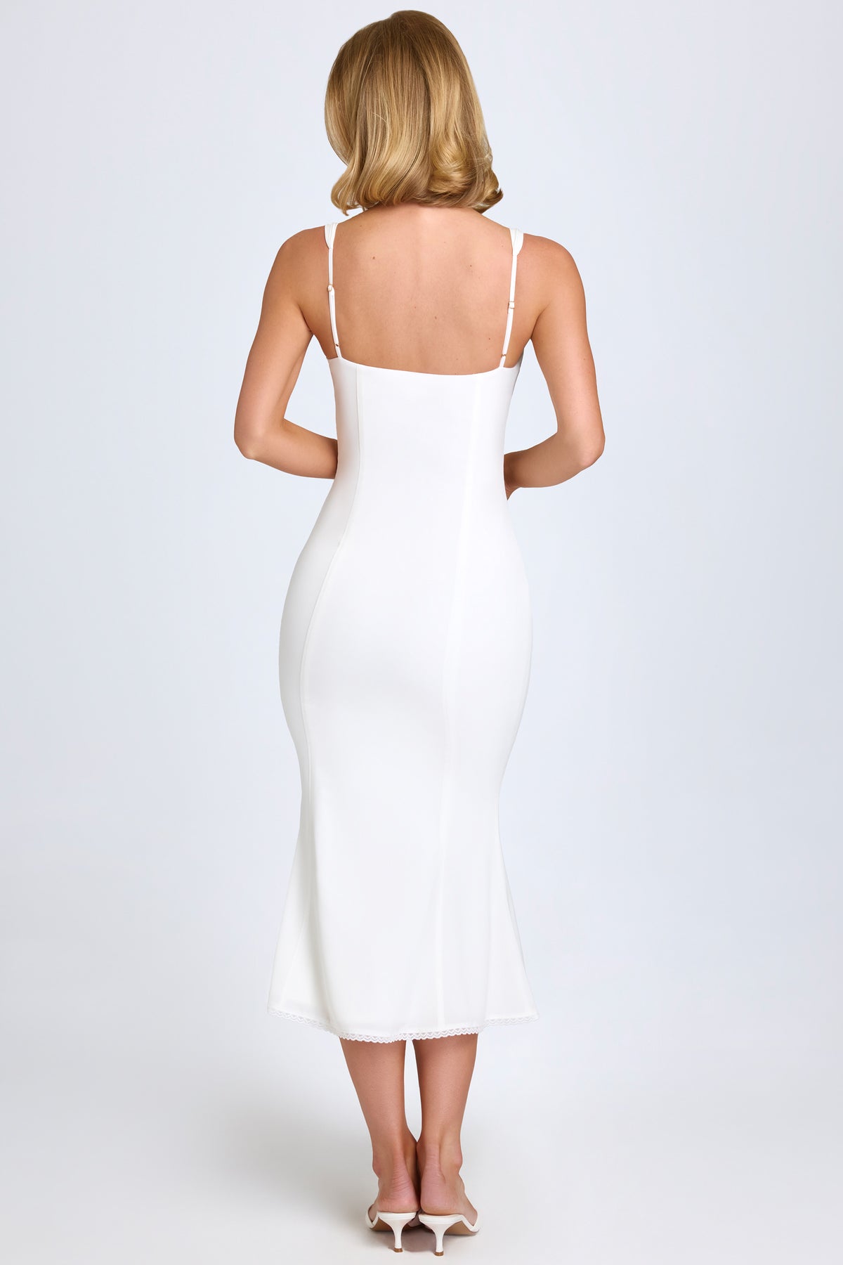⁣⁢Midaxikleid mit Spitzenbesatz in White⁤⁣