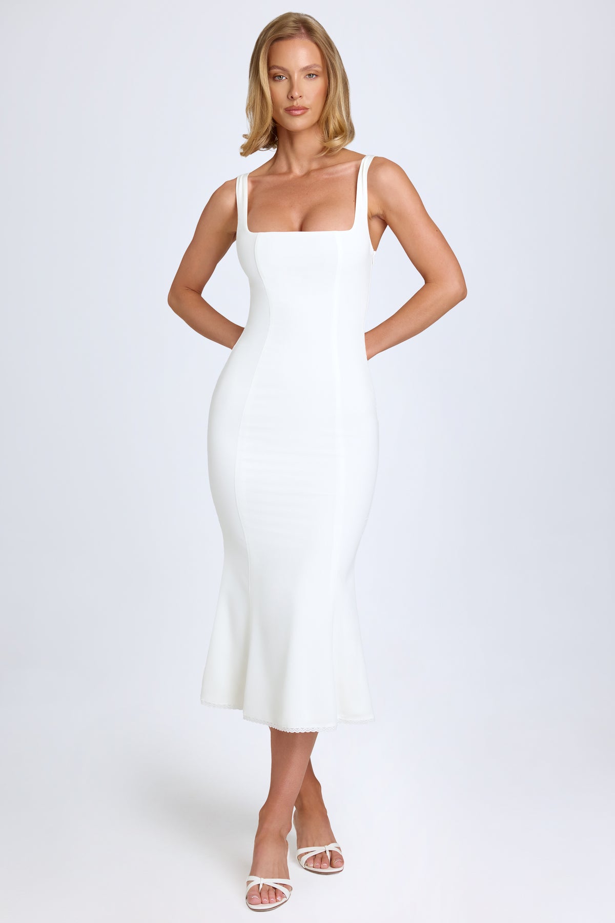 ⁣⁢Midaxikleid mit Spitzenbesatz in White⁤⁣