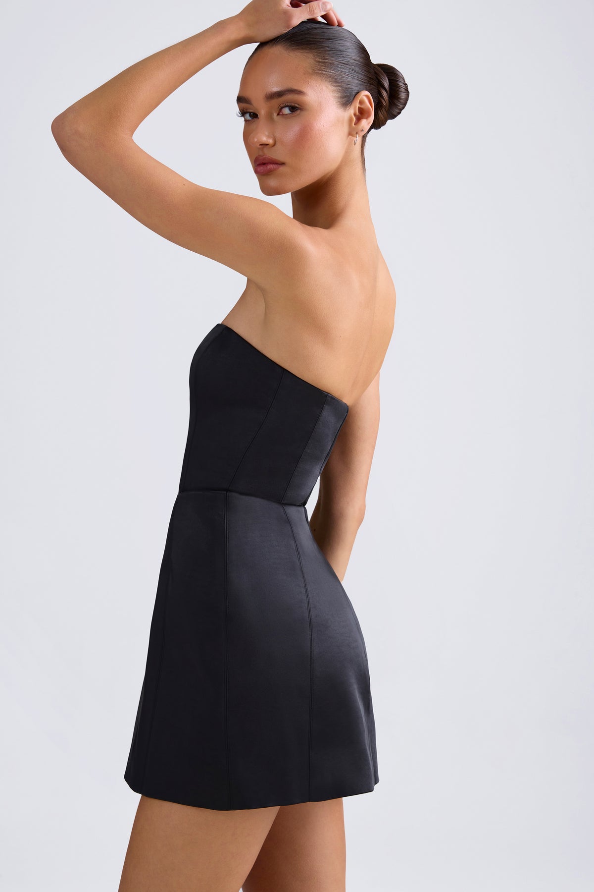 ⁣⁢Strukturiertes Bandeau-Tulpen-Minikleid in Schwarz⁤⁣