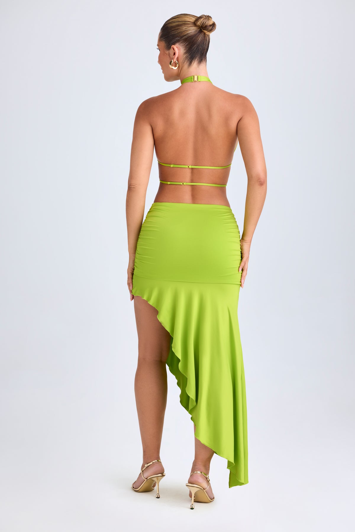 ⁣⁢Asymmetrisches Midaxi-Kleid mit Cut-Outs und Neckholder in Apfelgrün⁤⁣