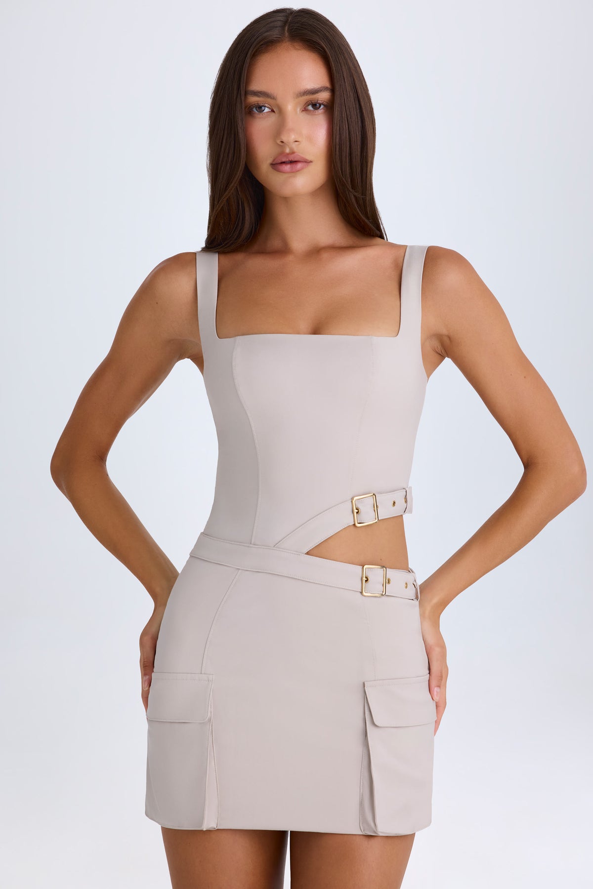 ⁣⁢Cut-out-Minikleid mit Gürtel in Taupe⁤⁣