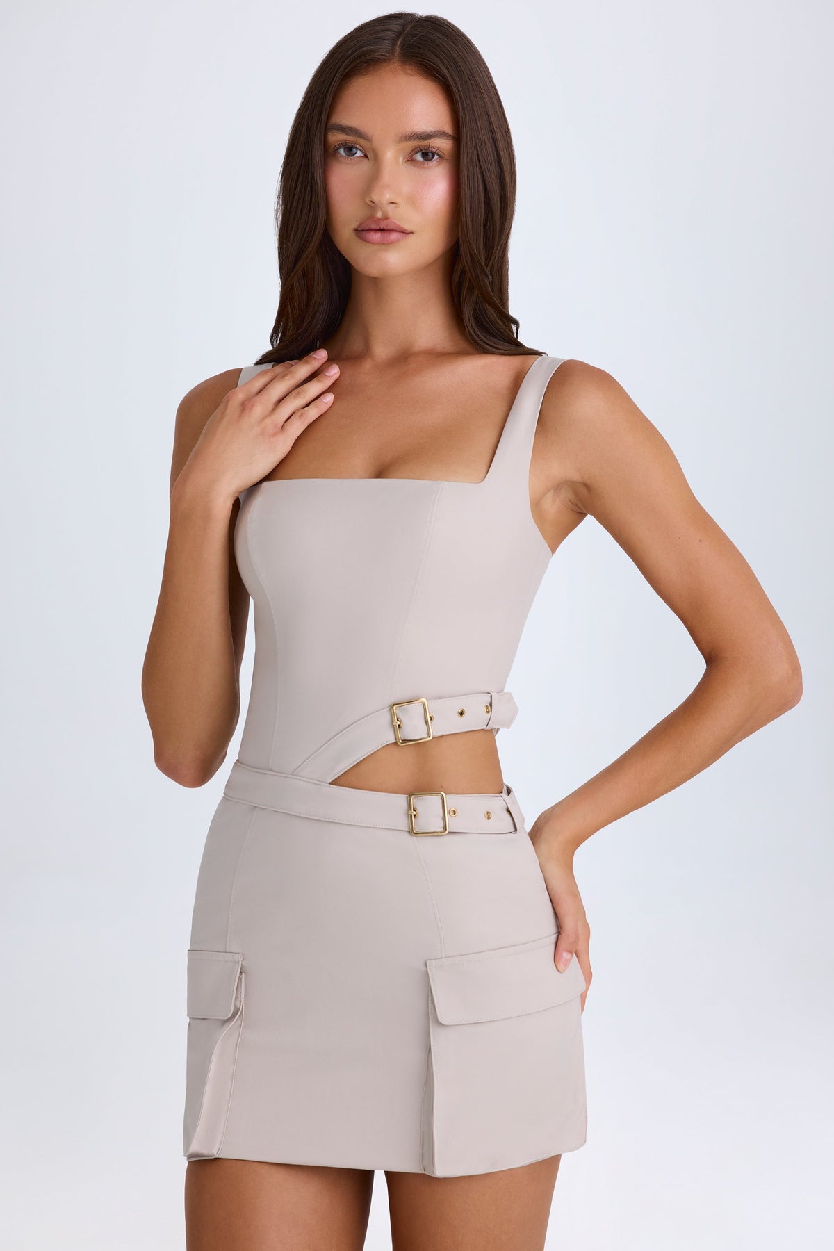 ⁣⁢Cut-out-Minikleid mit Gürtel in Taupe⁤⁣