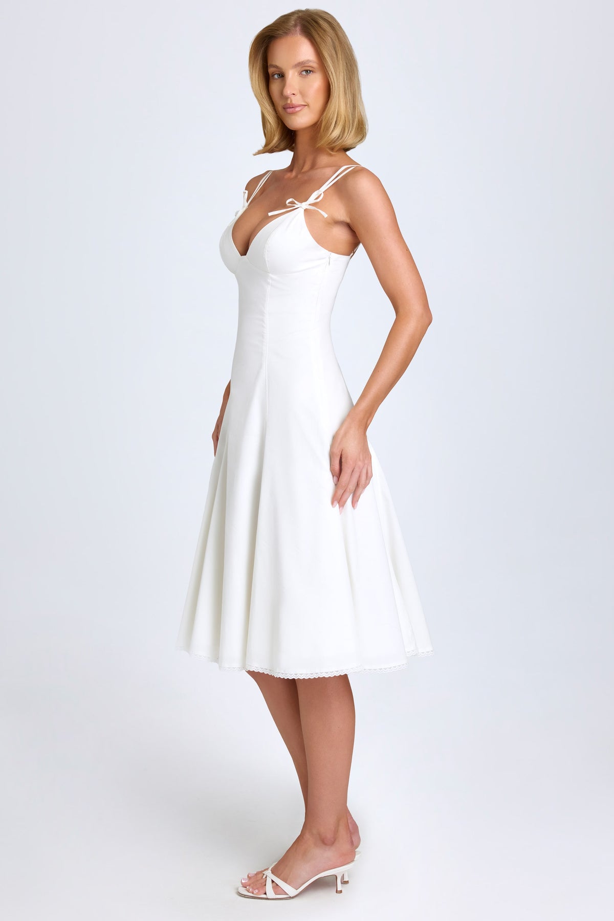 ⁣⁢A-Linien-Midikleid mit Schleifendetail in Weiß⁤⁣