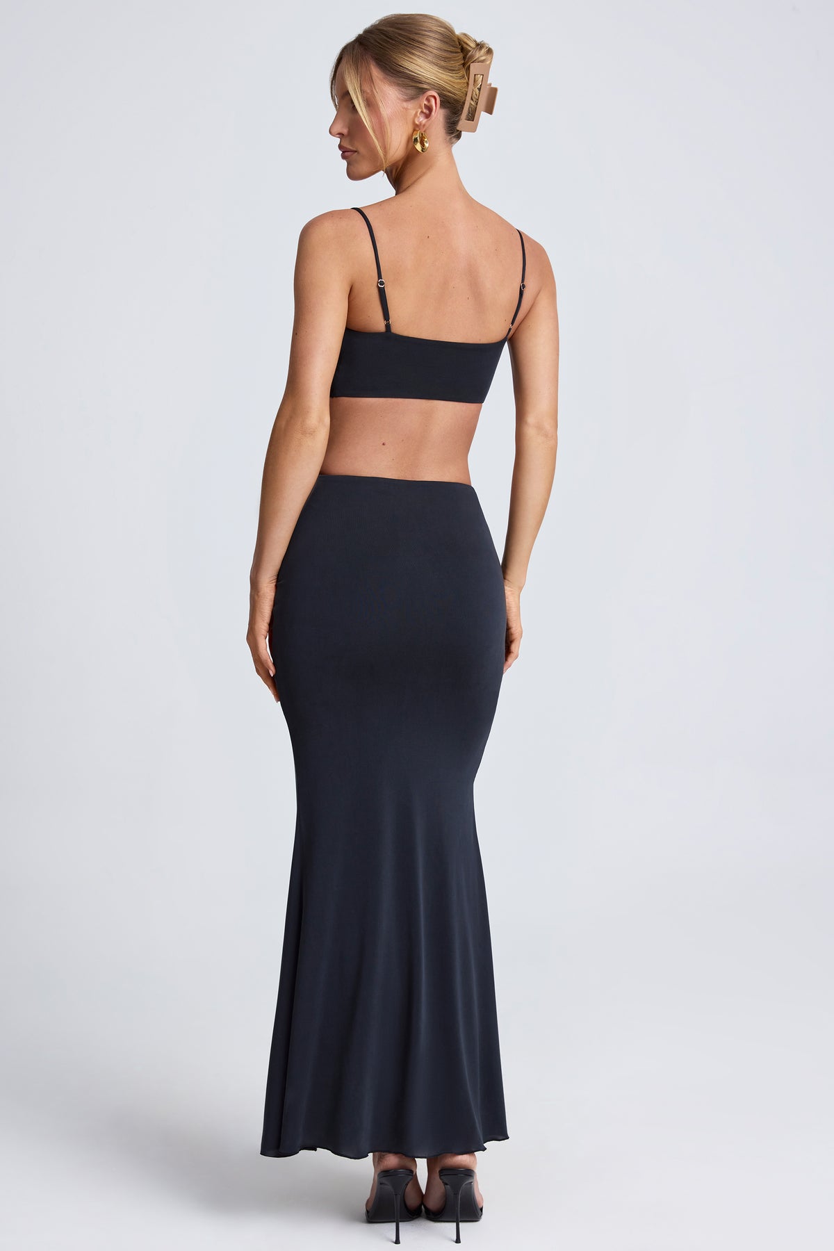 ⁣⁢Maxikleid mit Cut-Out und Hardware-Details in Schwarz⁤⁣