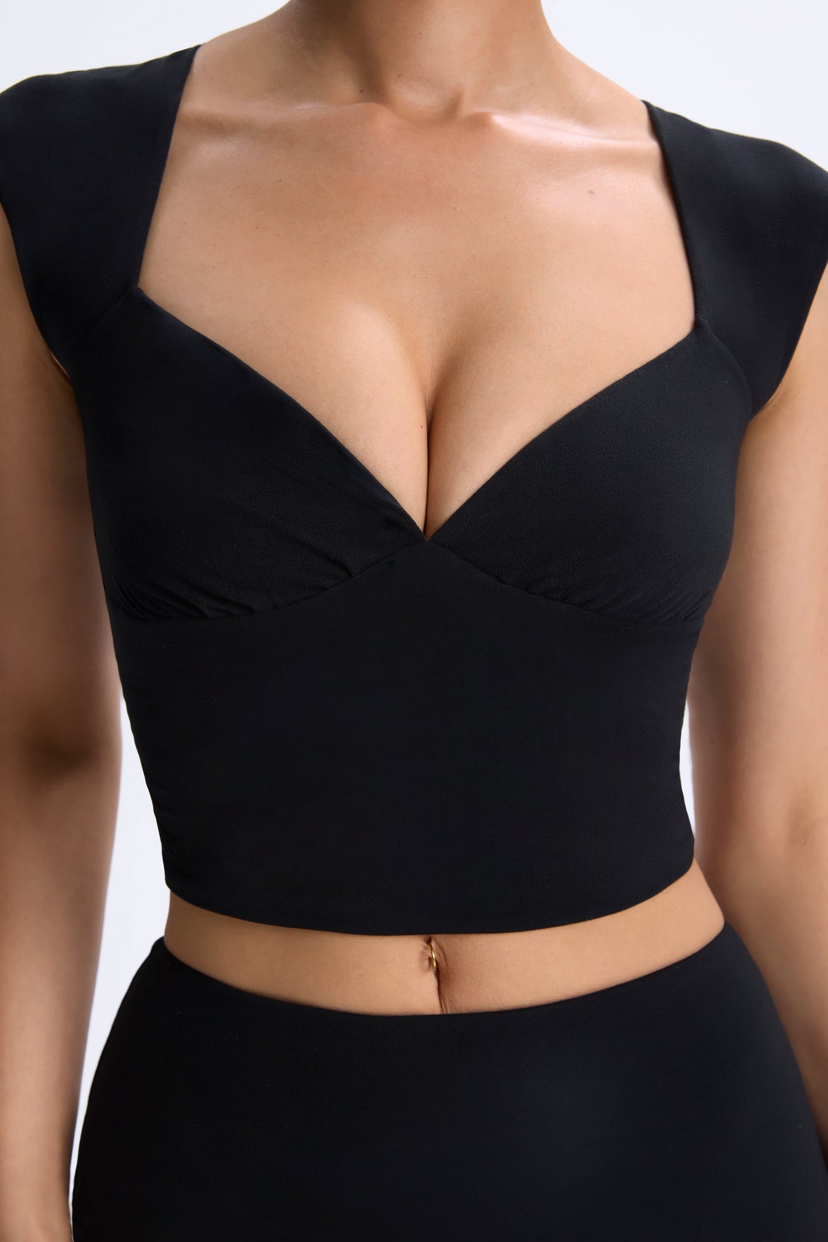 ⁣⁢Modal-Oberteil mit Raffung und Kappärmeln in Black⁤⁣