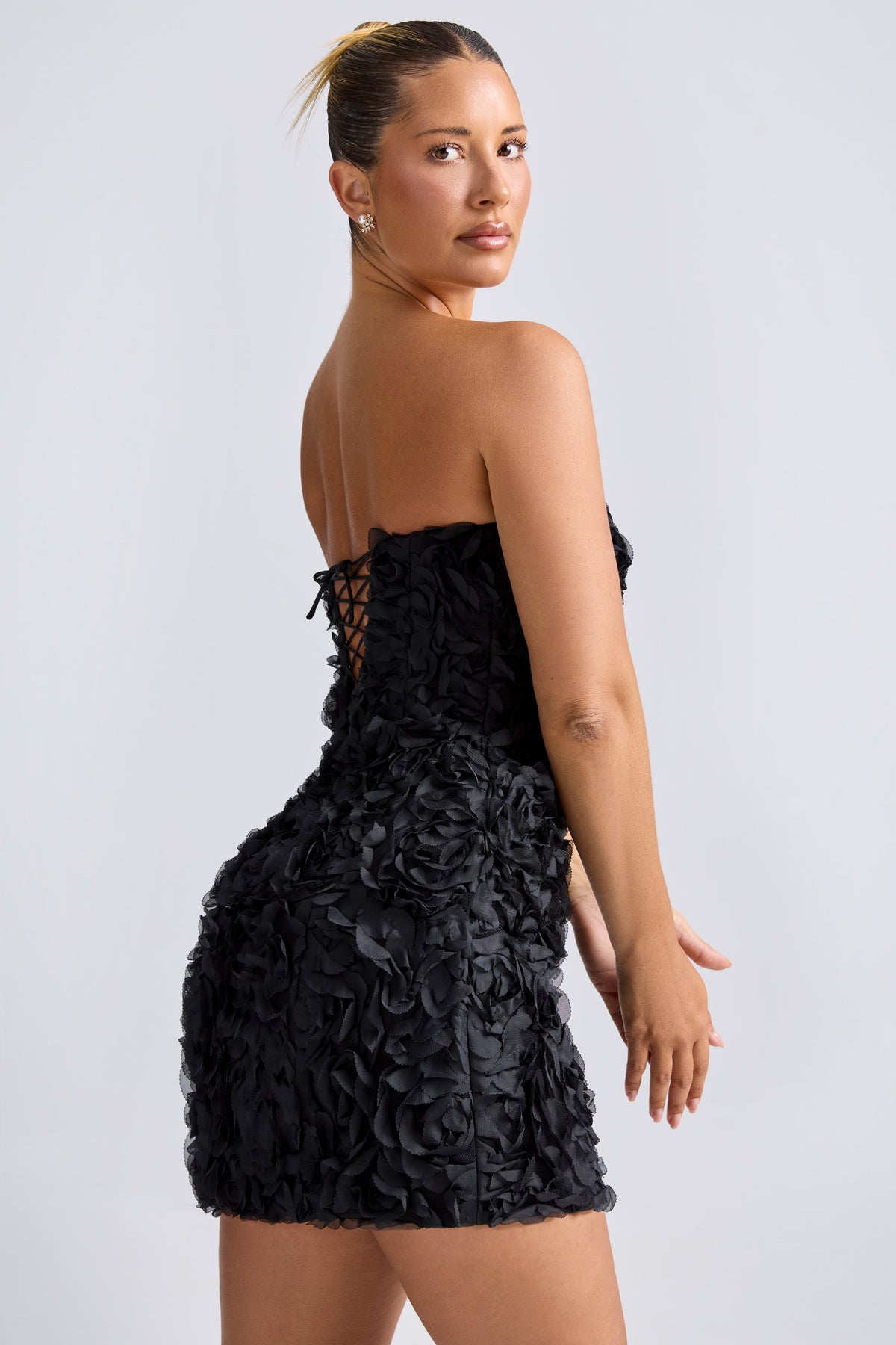⁣⁢Bandeau-A-Linien-Minikleid mit floraler Applikation in Schwarz⁤⁣