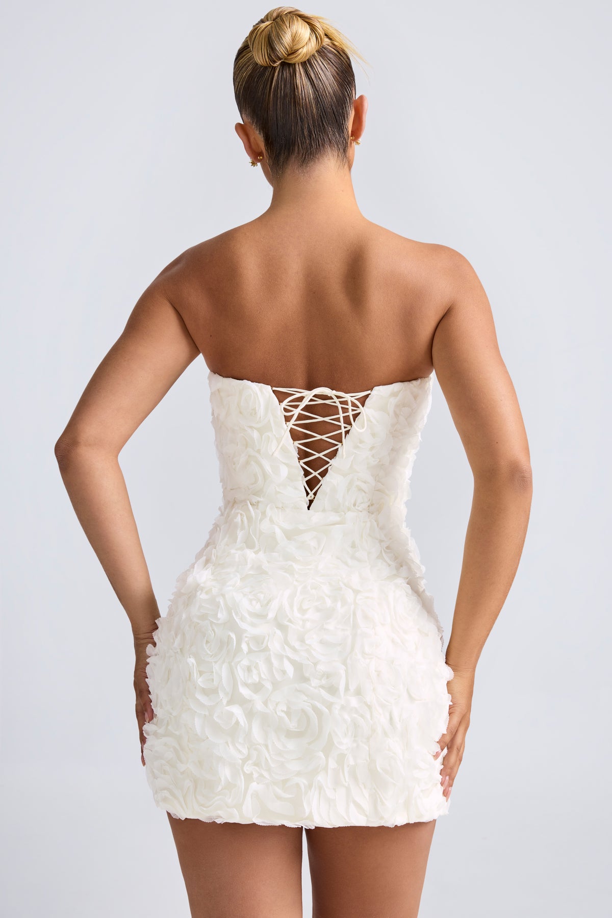 ⁣⁢Bandeau-A-Linien-Minikleid mit floraler Applikation in Weiß⁤⁣