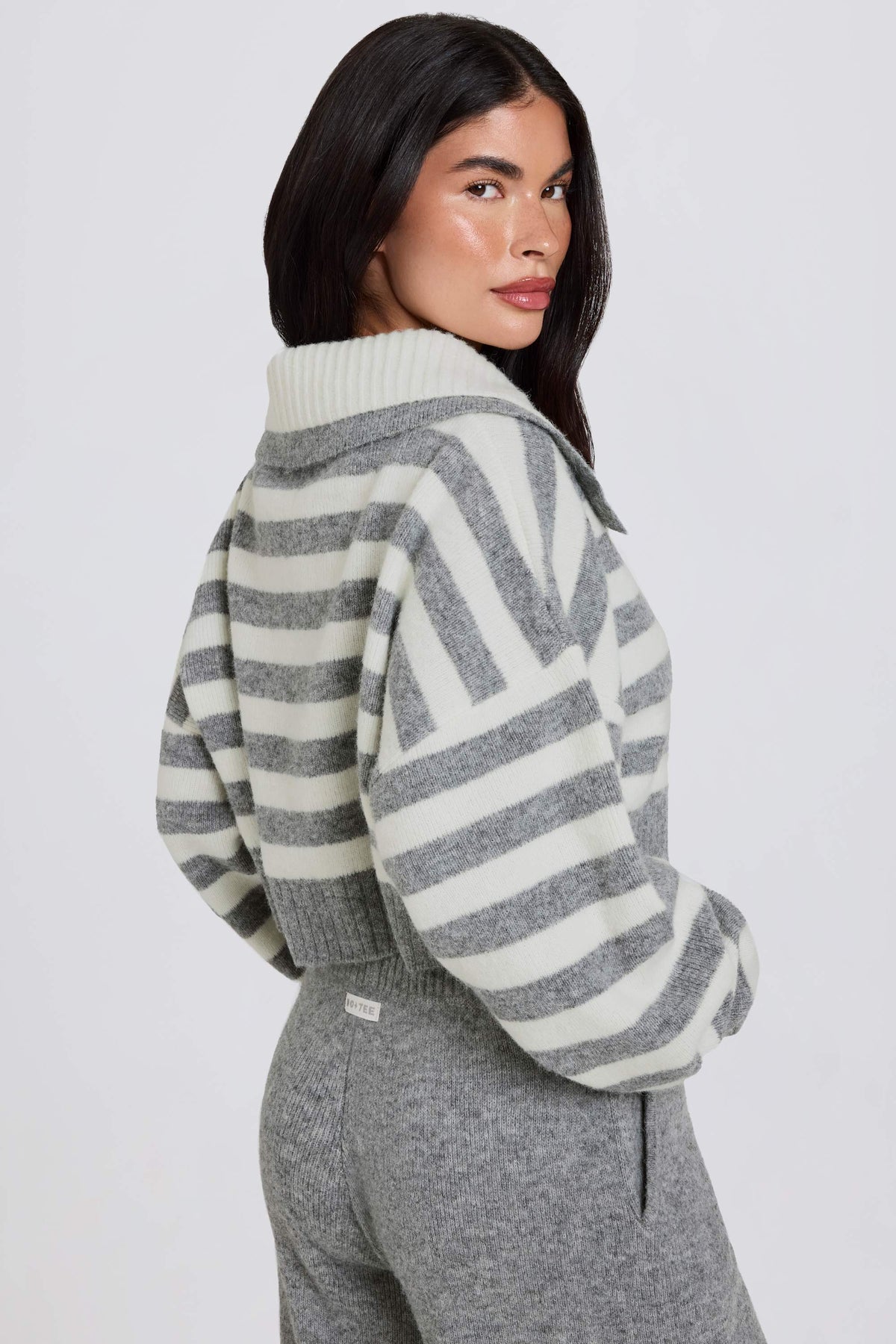 ⁣⁢Kurz geschnittener Pullover mit weitem Kragen aus weichem Strick in Grau-Streifen⁤⁣ - 2