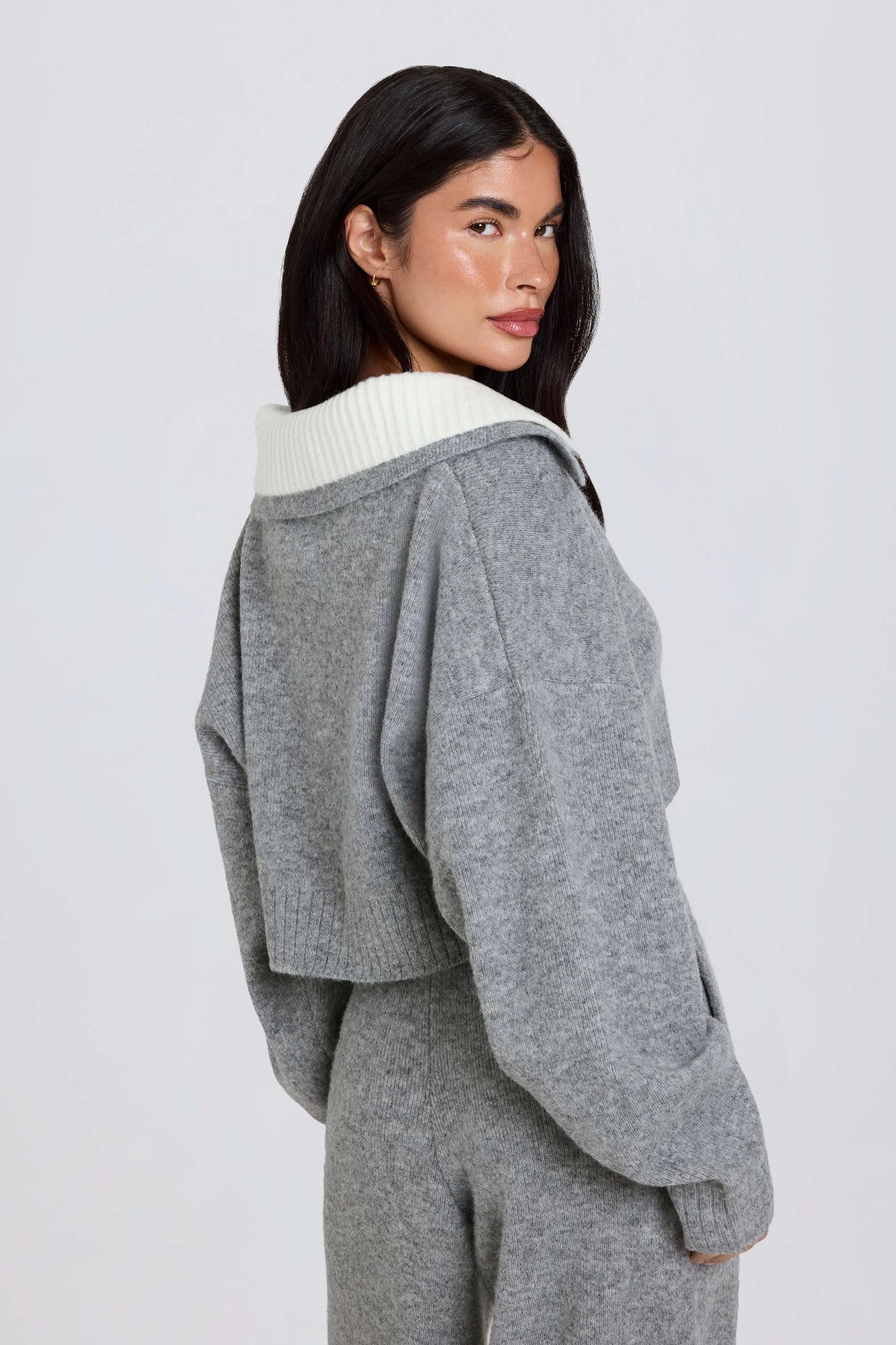 ⁣⁢Gekrabbelter Pullover mit Schichtkragen aus Soft Knit in Grau⁤⁣ - 2