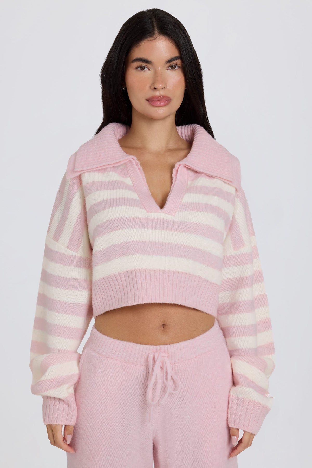 ⁣⁢Gepunkteter Pullover aus weichem Strick mit Schößchenkragen und Crop-Schnitt in Pink⁤⁣ - 1