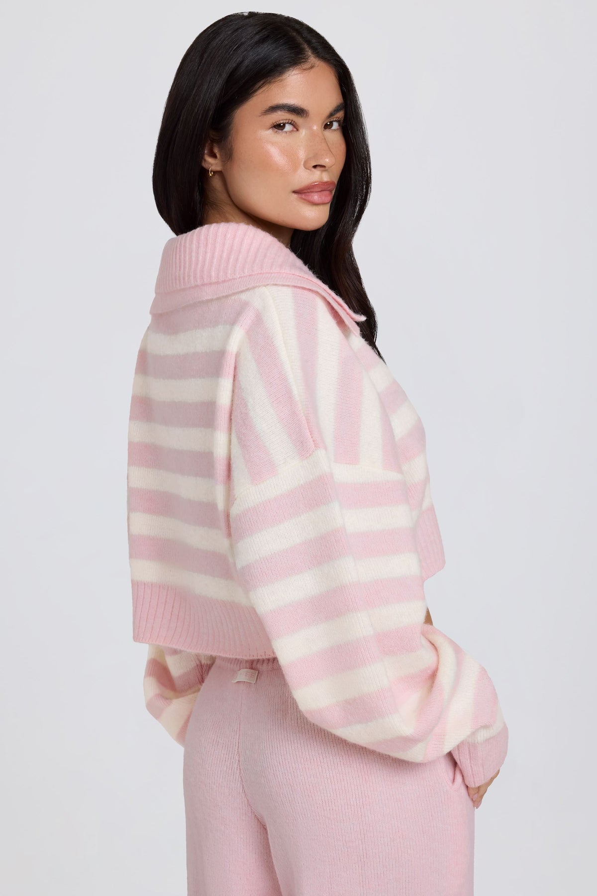 ⁣⁢Gepunkteter Pullover aus weichem Strick mit Schößchenkragen und Crop-Schnitt in Pink⁤⁣ - 2
