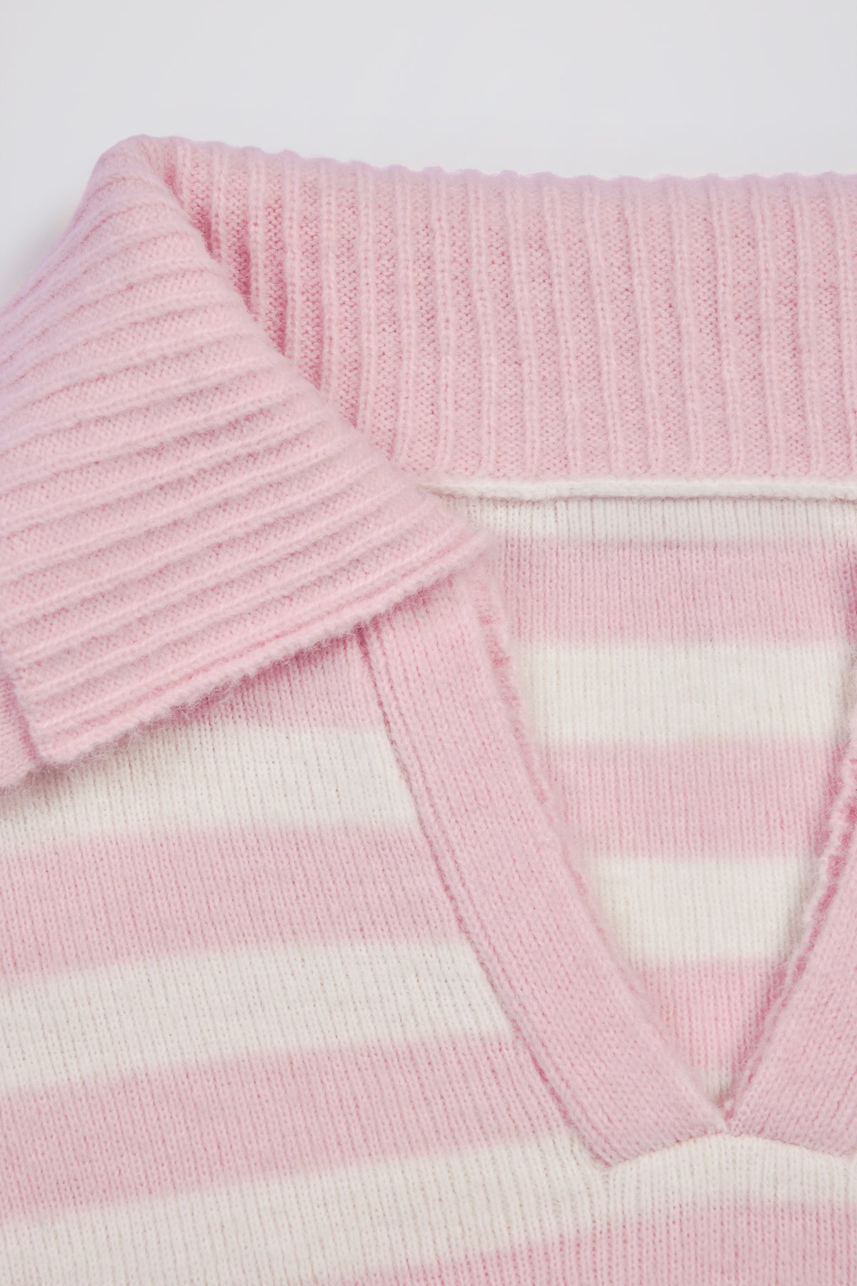 ⁣⁢Cropped-Pullover aus weichem Strick mit Lagenkragen mit rosa Streifen⁤⁣