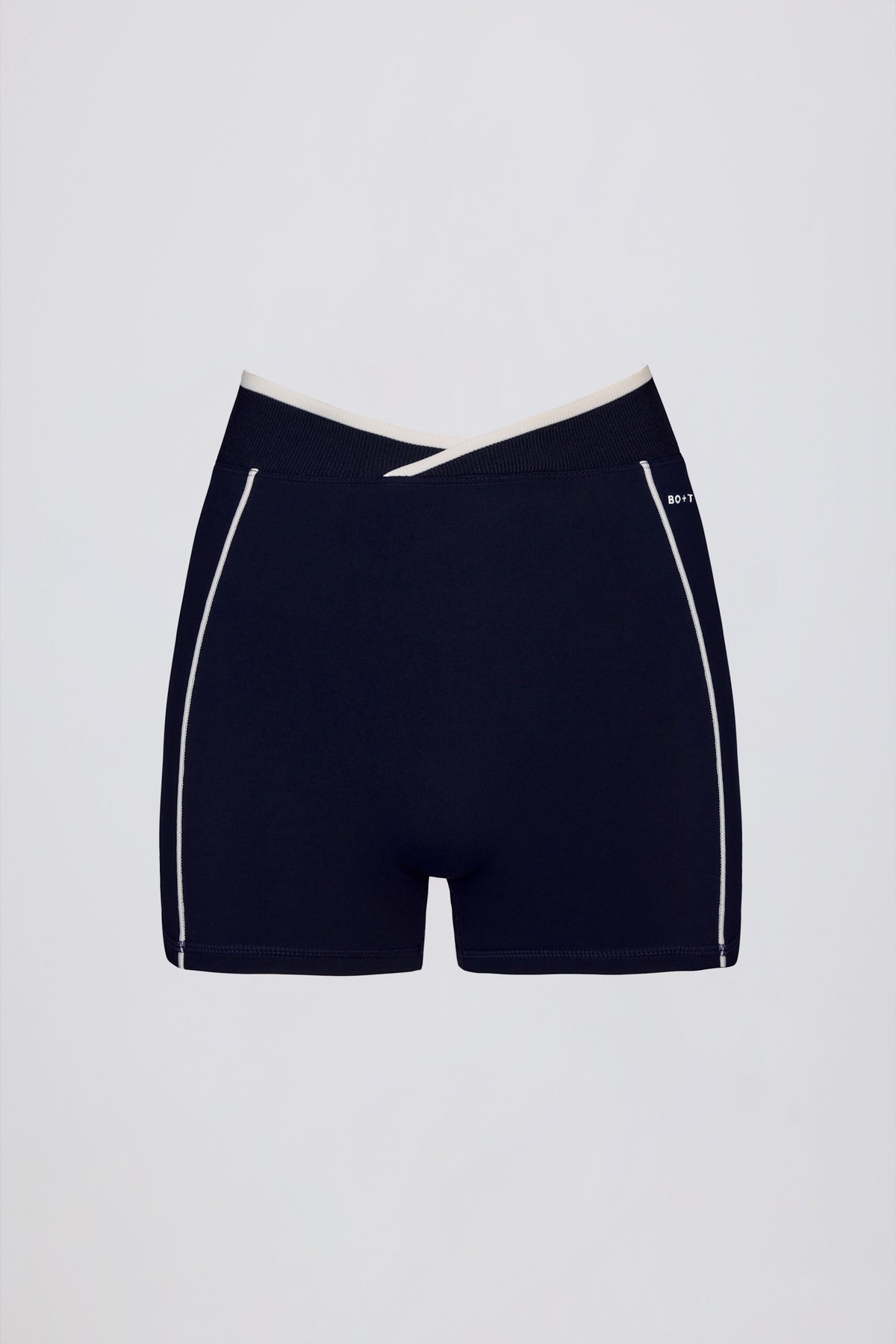 ⁣⁢Soft Active Minishorts im Wickel-Look mit Kontrastdetails in Marineblau⁤⁣