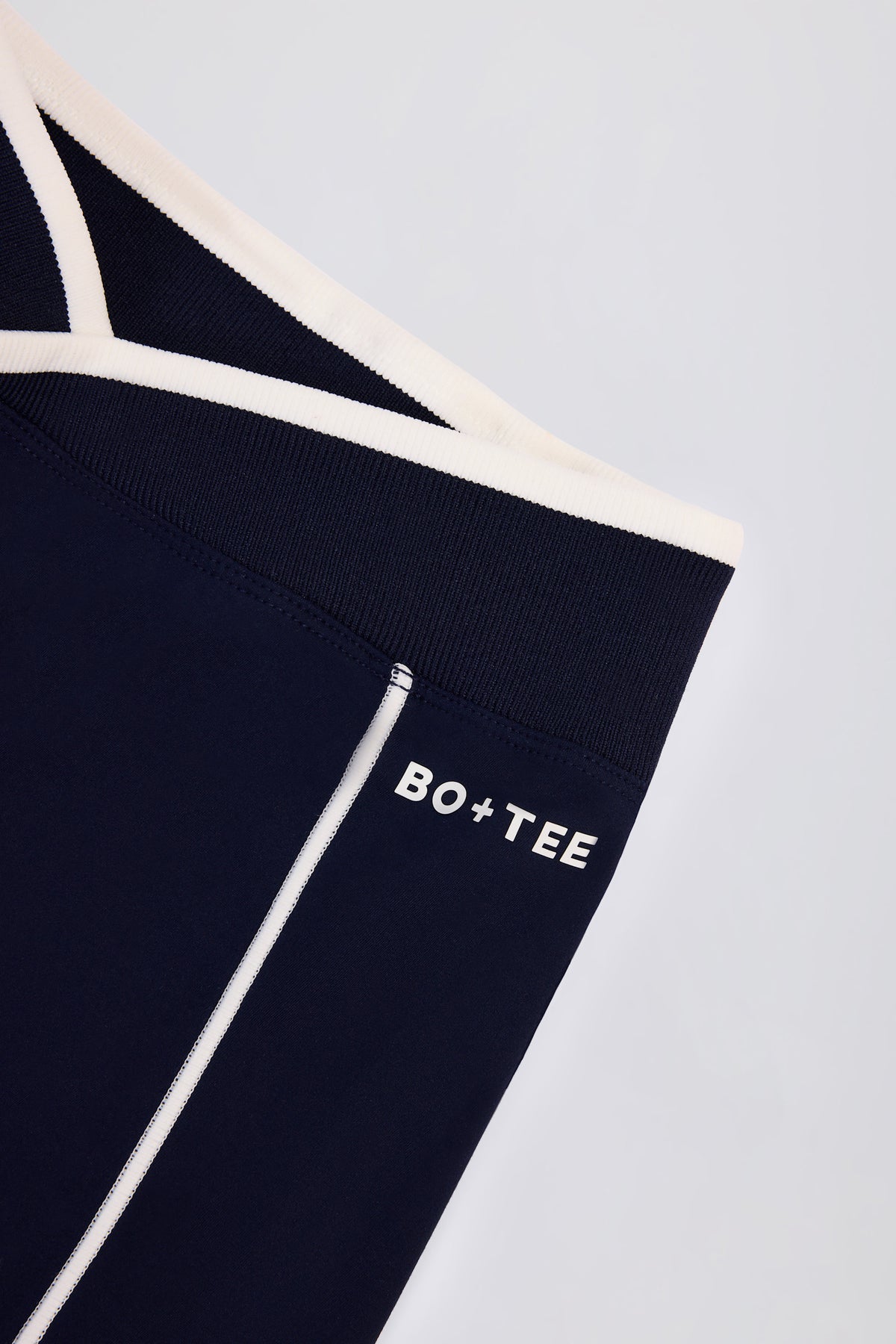 ⁣⁢Soft Active Minishorts im Wickel-Look mit Kontrastdetails in Marineblau⁤⁣
