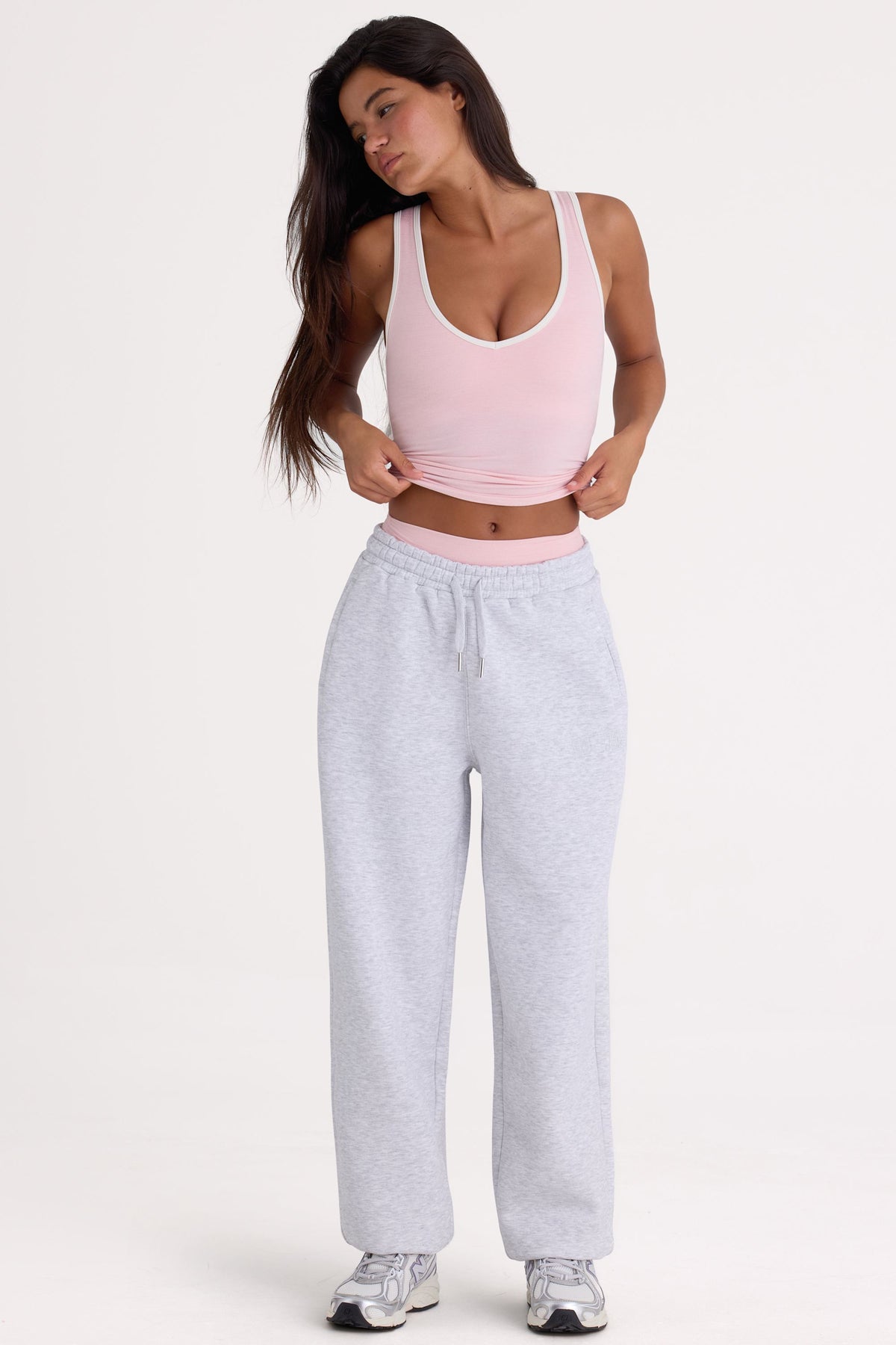 ⁣⁢Angeraute Baumwolljersey-Jogginghose mit weitem Bein und Mid-Rise in Grau Melange⁤⁣