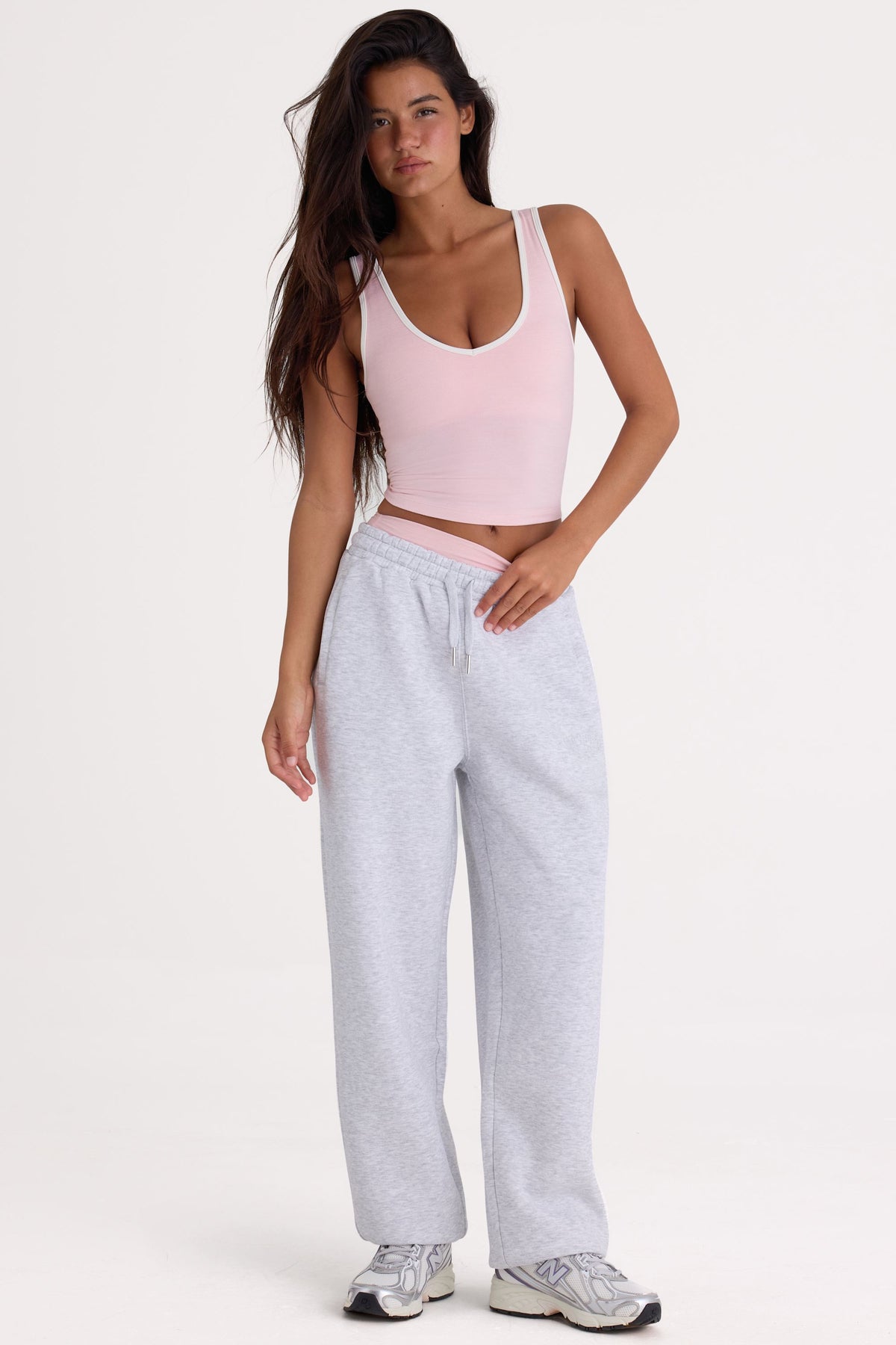 ⁣⁢Angeraute Baumwolljersey-Jogginghose mit weitem Bein und Mid-Rise in Grau Melange⁤⁣