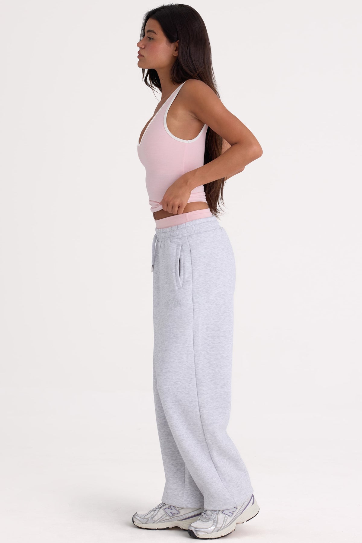 ⁣⁢Angeraute Baumwolljersey-Jogginghose mit weitem Bein und Mid-Rise in Grau Melange⁤⁣