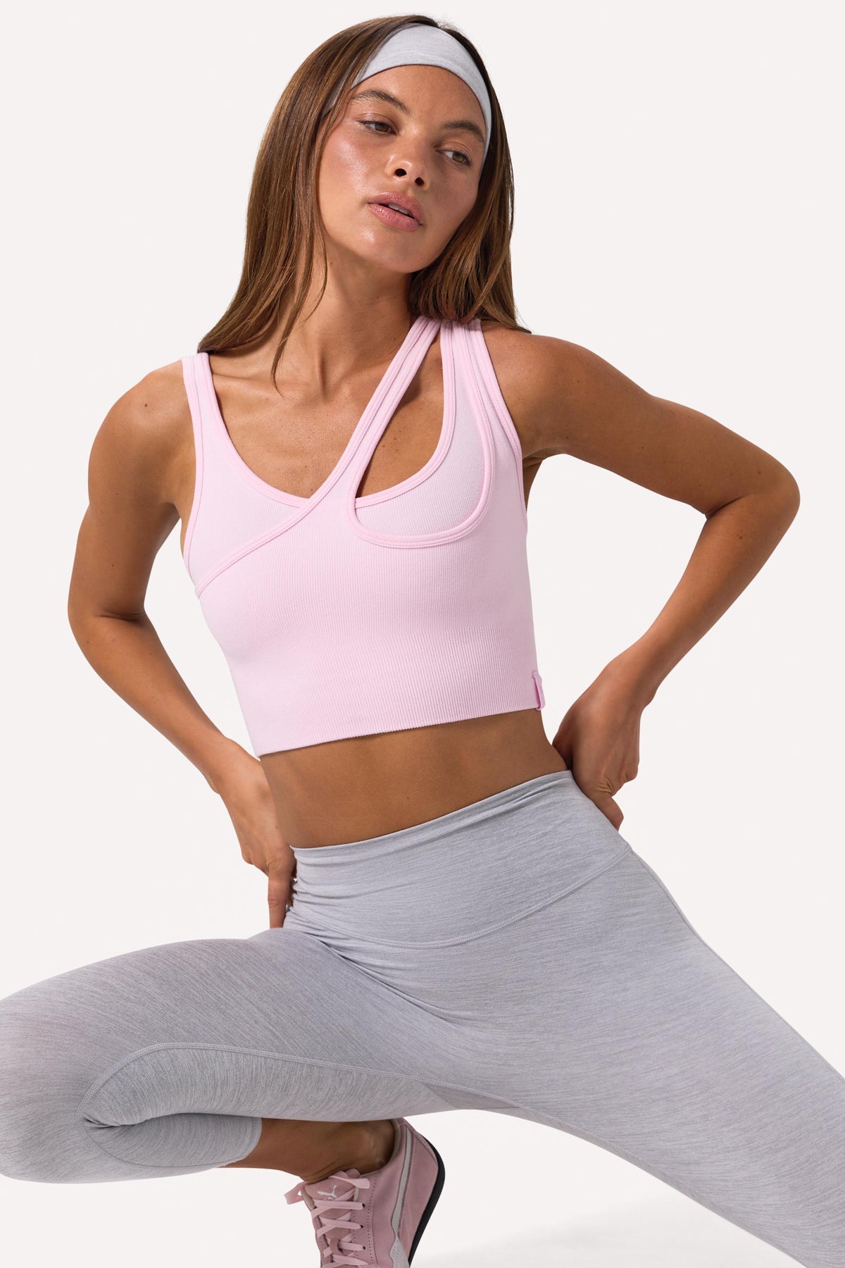 ⁣⁢Nahtloser weicher Rippstrick asymmetrischer Sport-BH in Puderrosa⁤⁣