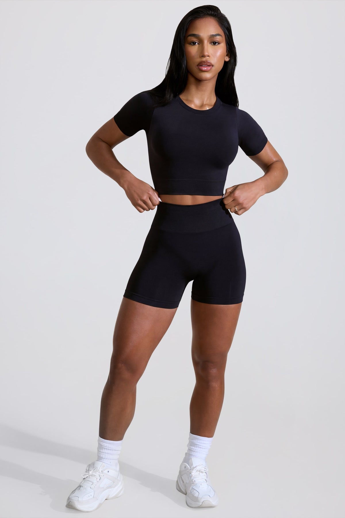 ⁣⁢Define Luxe High-Waist-Minishorts in Schwarz⁤⁣
