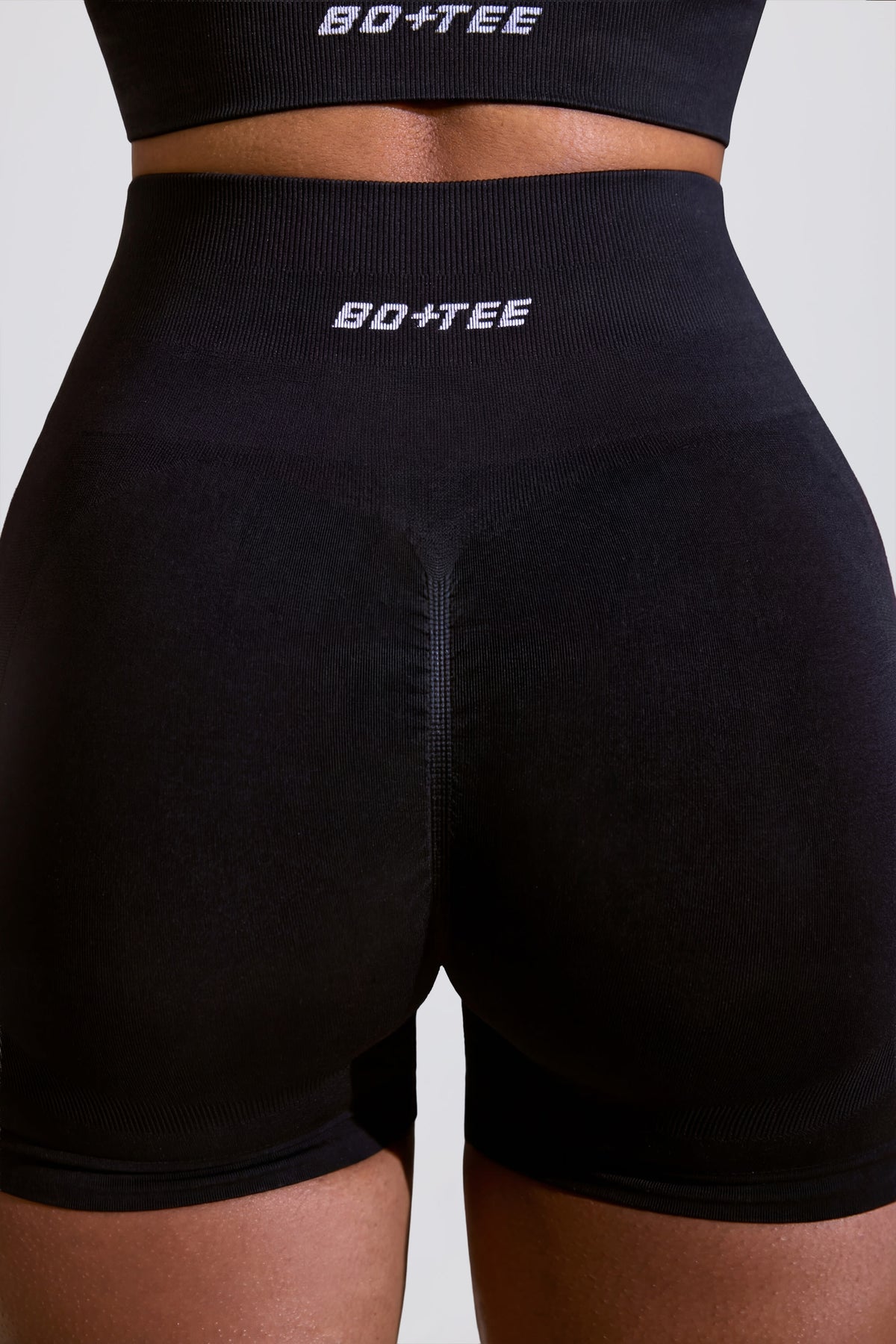 ⁣⁢Define Luxe High-Waist-Minishorts in Schwarz⁤⁣