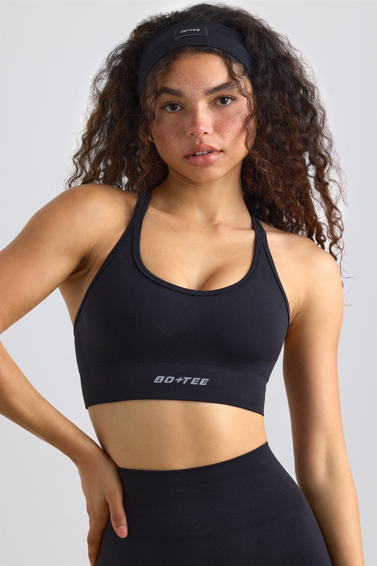 ⁣⁢Träger-Sports-BH Define Luxe in Schwarz⁤⁣