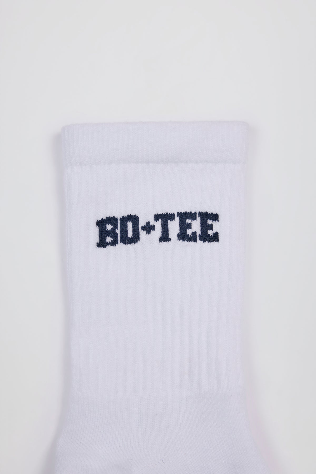 ⁣⁢Gerippte halbhohe Socken in Weiß⁤⁣