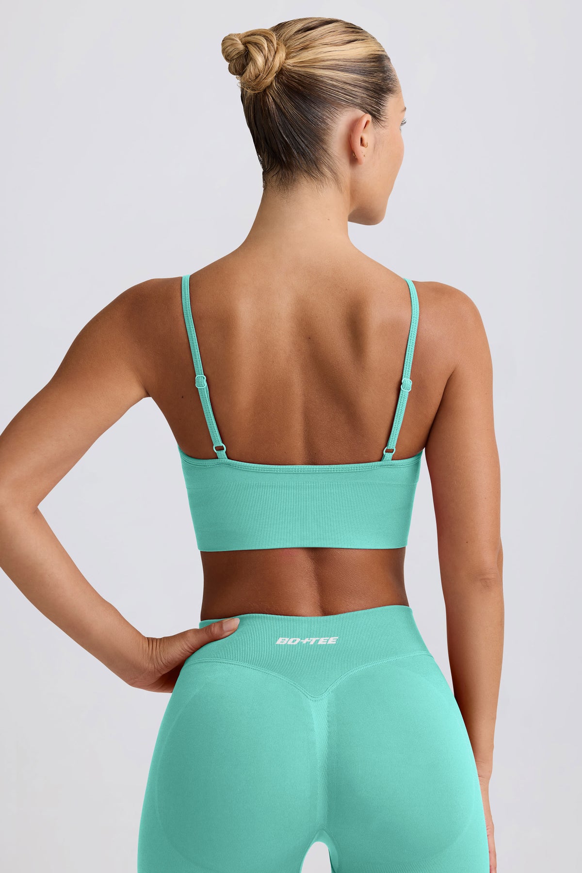 ⁣⁢Define Luxe Sport-BH mit V-Ausschnitt in Mint⁤⁣