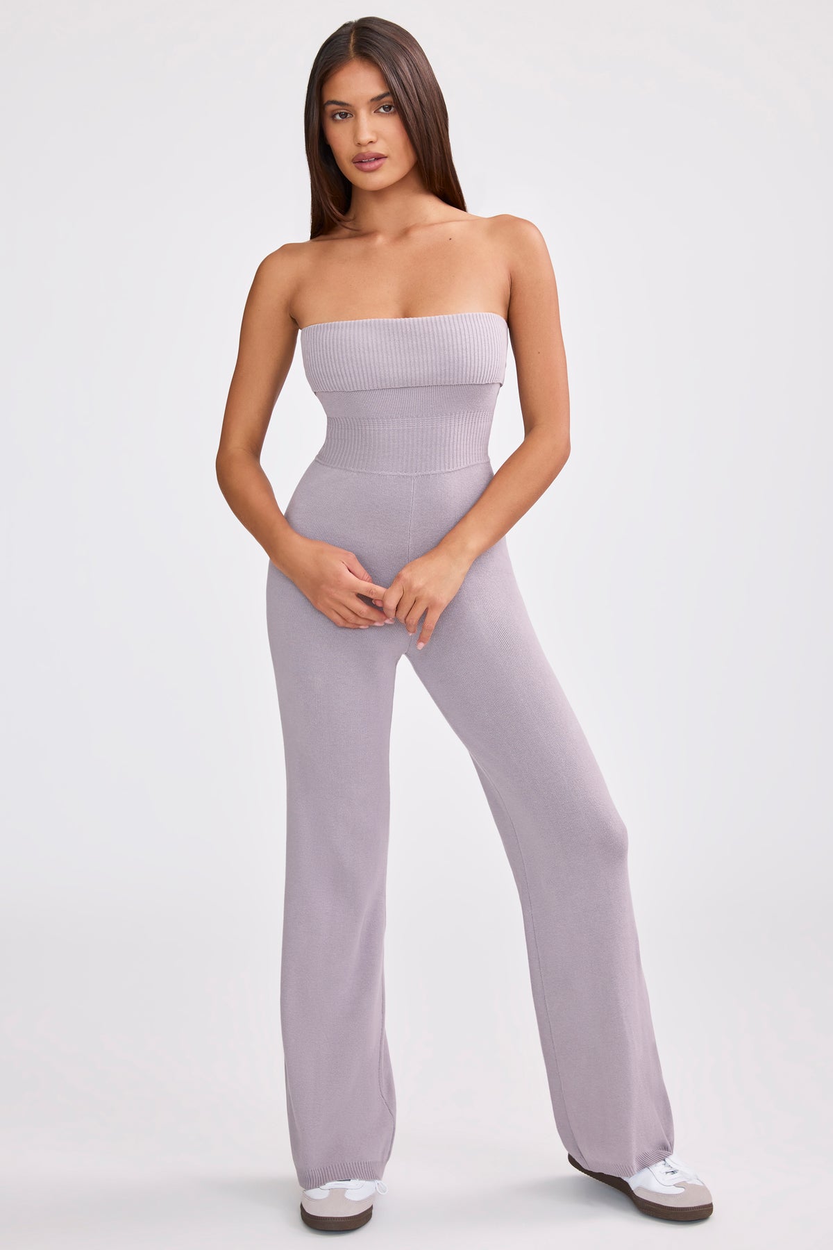 ⁣⁢Jumpsuit aus grobem Strick mit Bandeau-Ausschnitt und Kick-Flare-Hose in "Dusty Lavender"⁤⁣