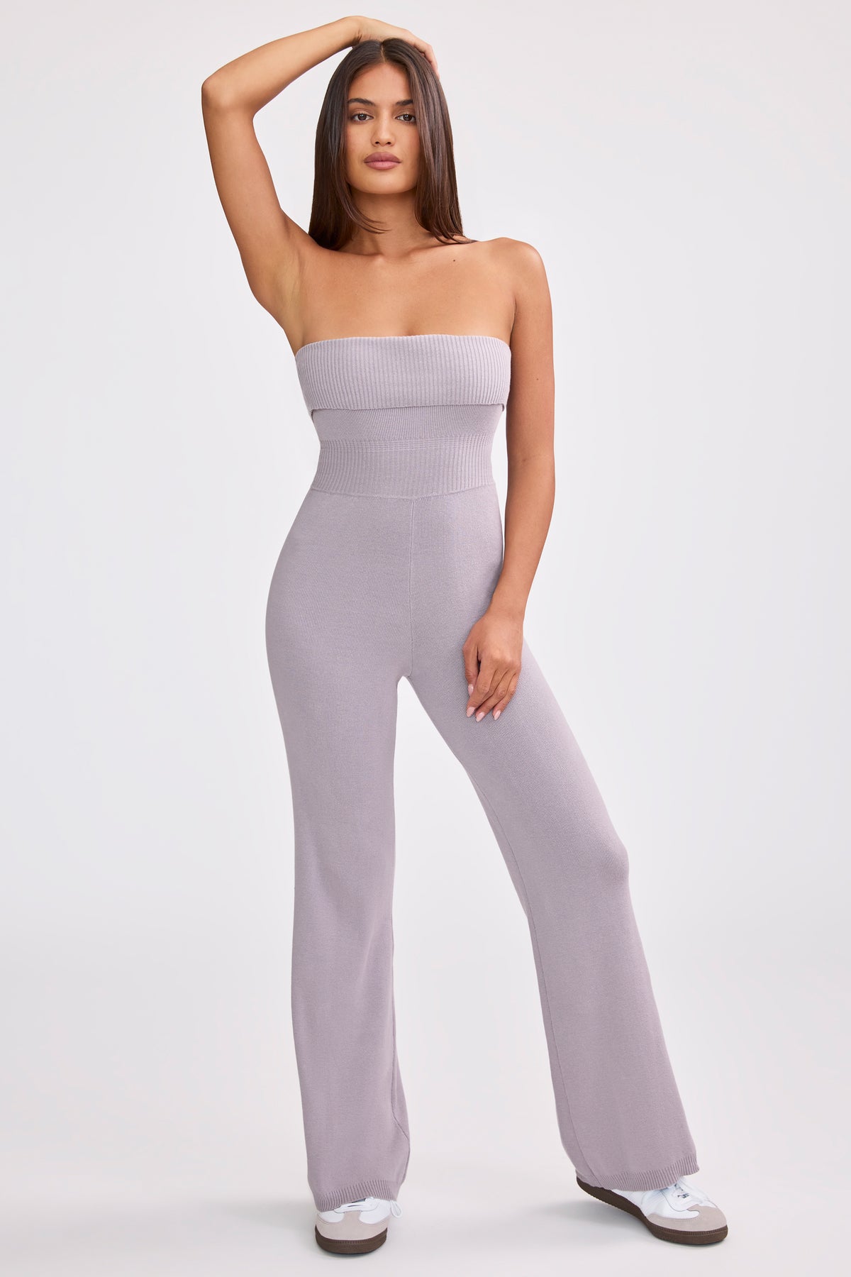 ⁣⁢Jumpsuit aus grobem Strick mit Bandeau-Ausschnitt und Kick-Flare-Hose in "Dusty Lavender"⁤⁣