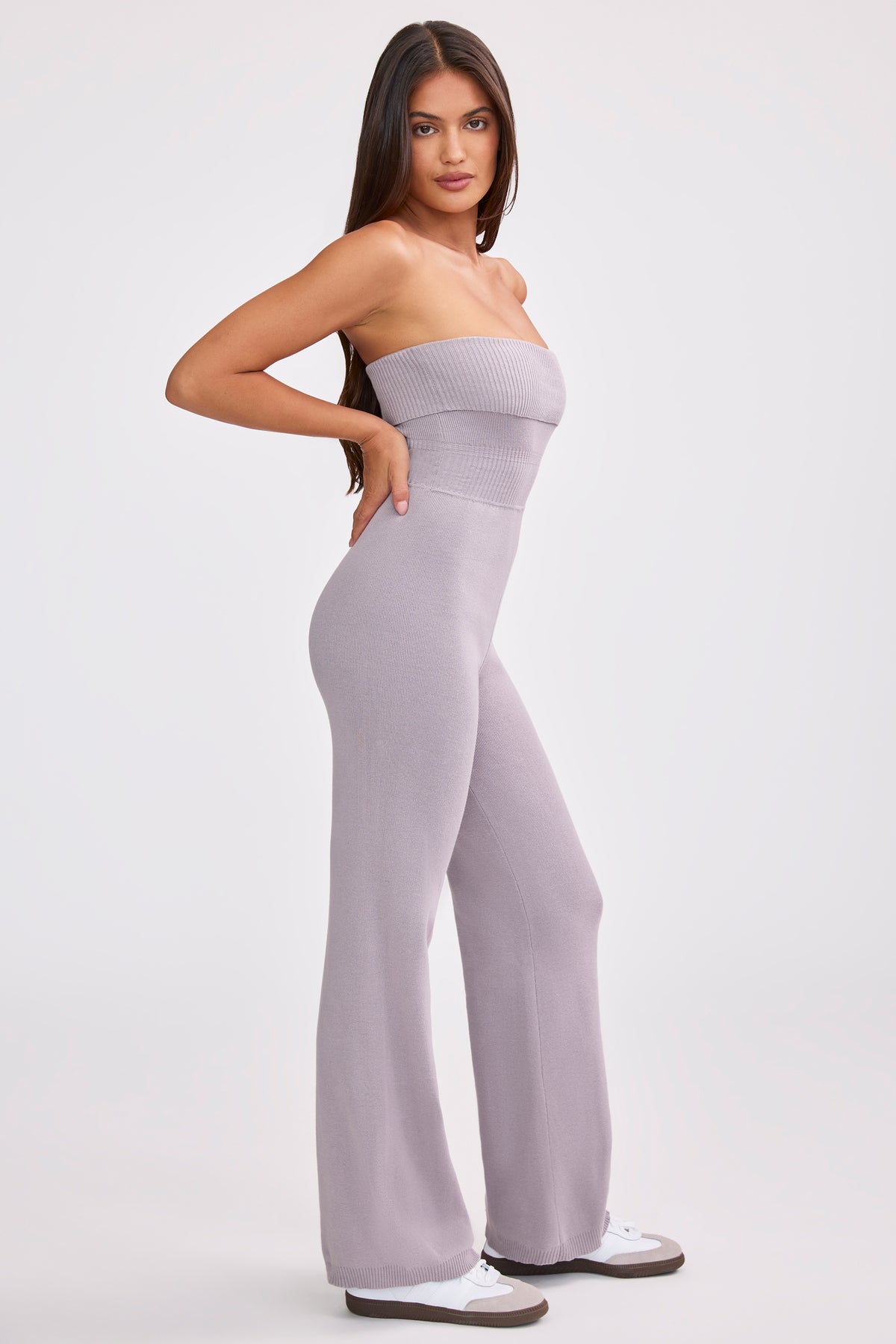 ⁣⁢Jumpsuit aus grobem Strick mit Bandeau-Ausschnitt und Kick-Flare-Hose in "Dusty Lavender"⁤⁣