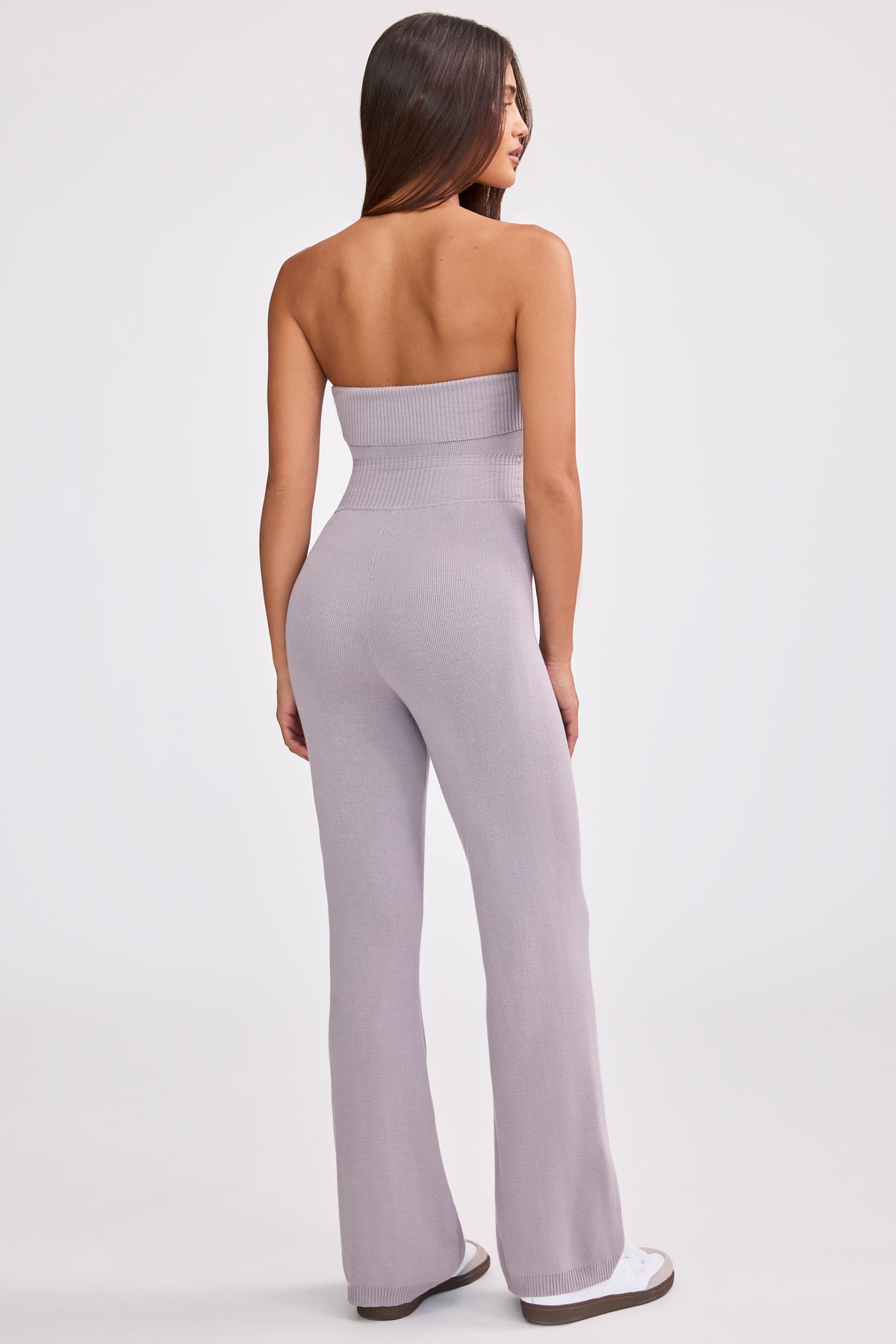 ⁣⁢Jumpsuit aus grobem Strick mit Bandeau-Ausschnitt und Kick-Flare-Hose in "Dusty Lavender"⁤⁣