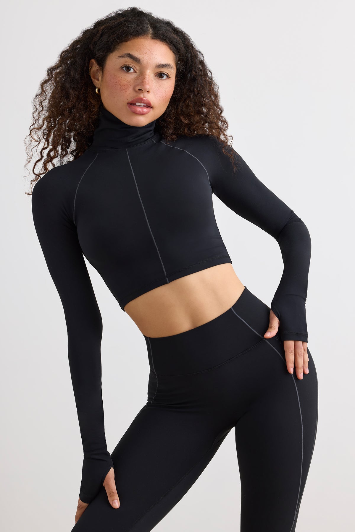 ⁣⁢Soft Active Rollkragen-Crop-Top in Schwarz⁤⁣