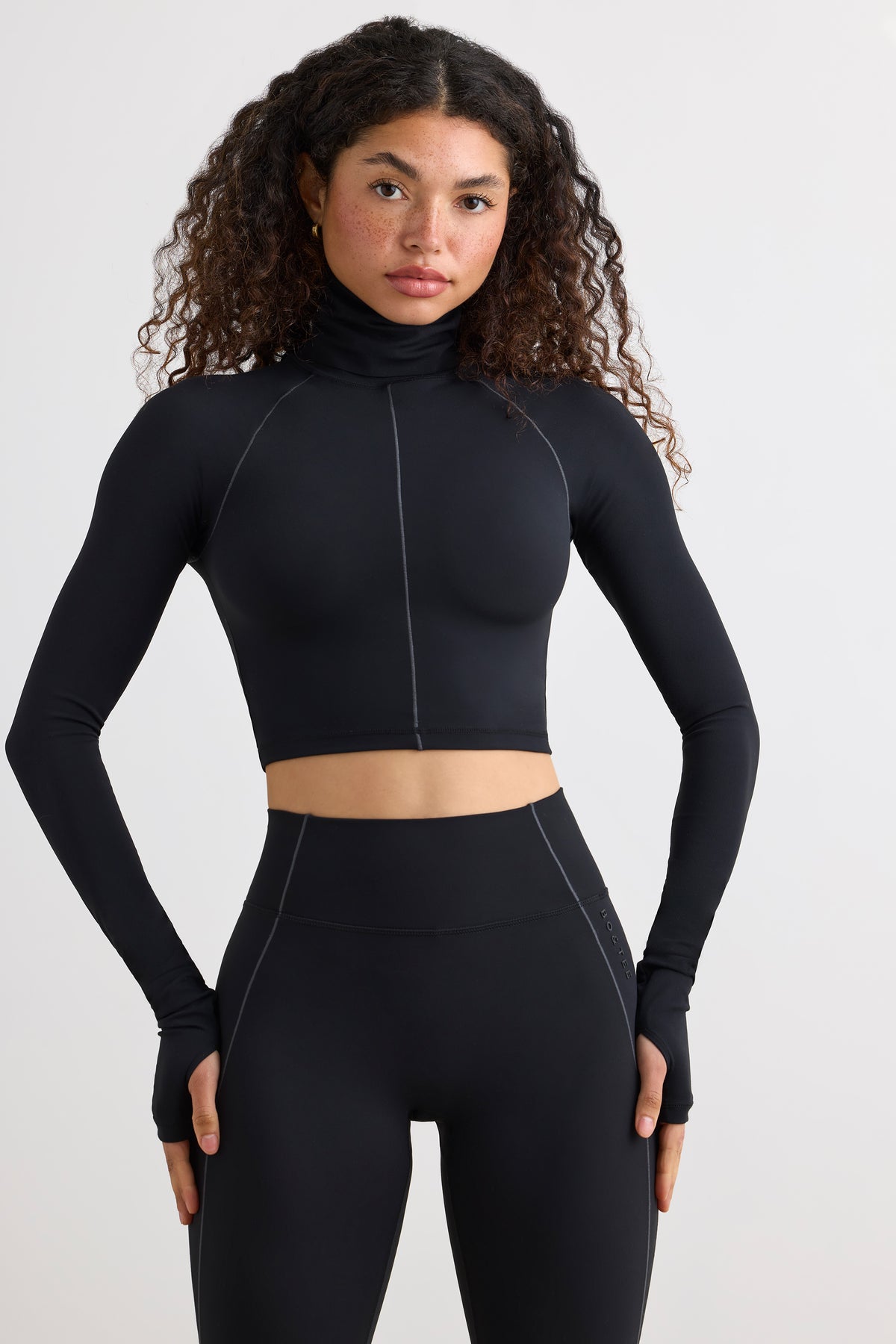 ⁣⁢Soft Active Rollkragen-Crop-Top in Schwarz⁤⁣