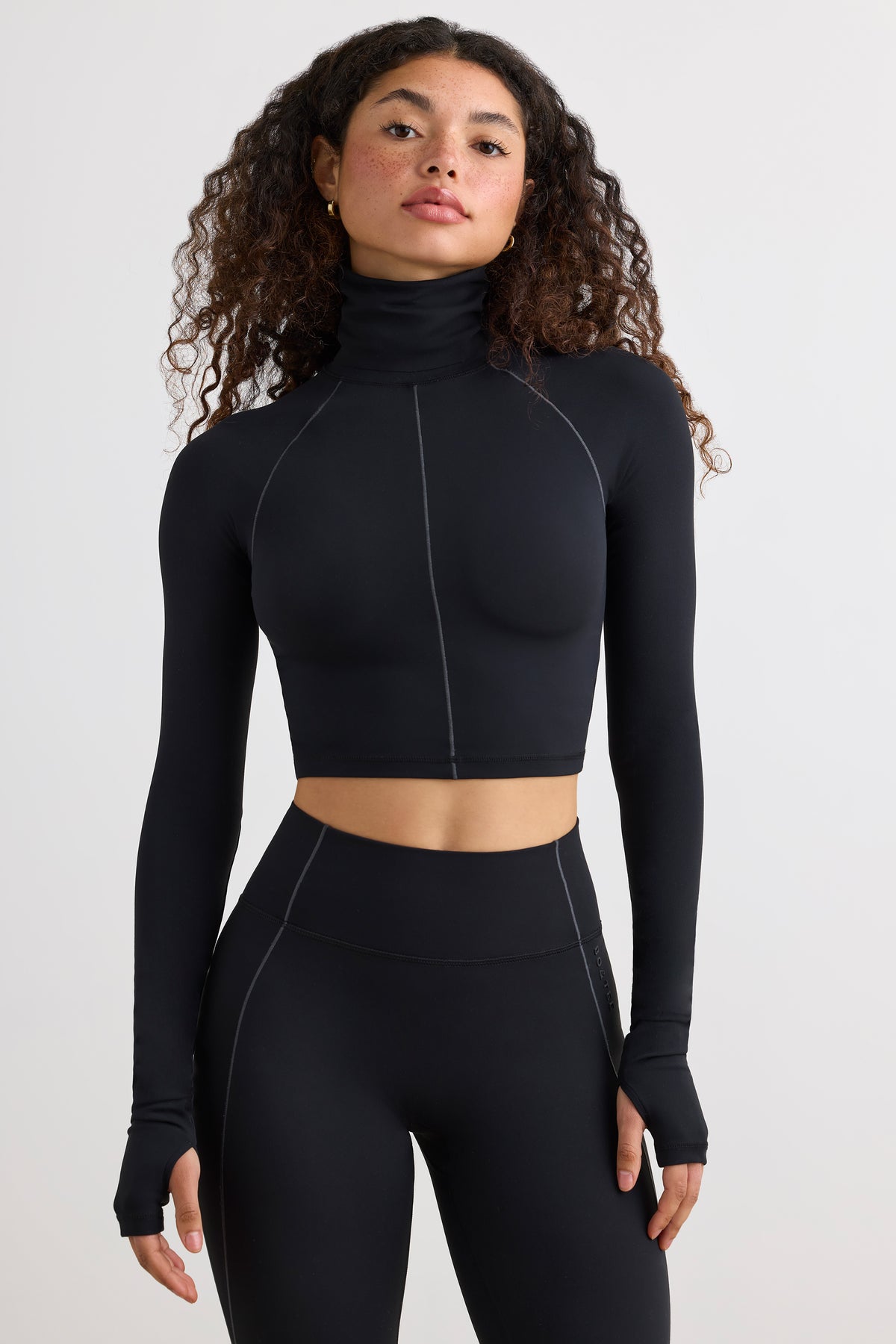 ⁣⁢Soft Active Rollkragen-Crop-Top in Schwarz⁤⁣