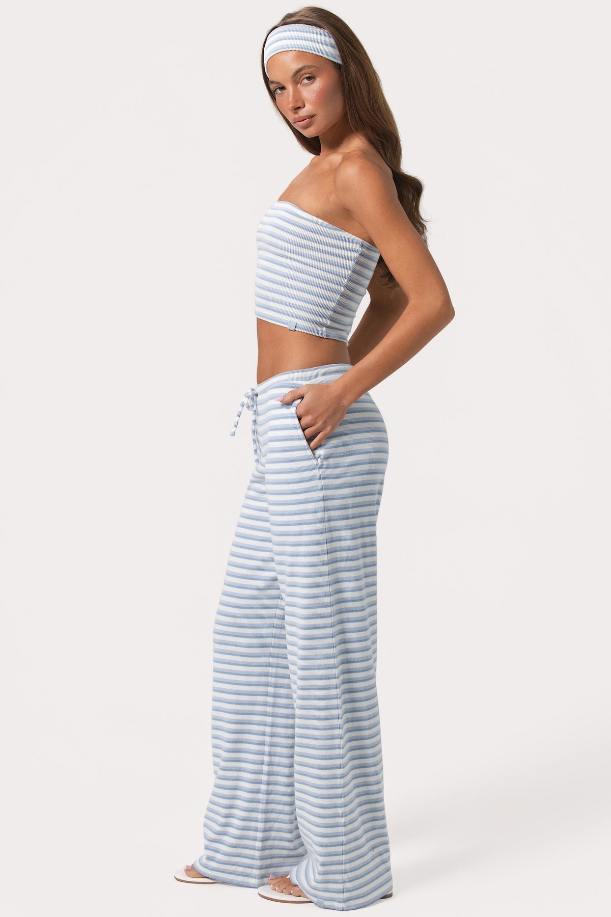 ⁣⁢Low-Waist-Hose aus Rippjersey mit blauen Streifen⁤⁣