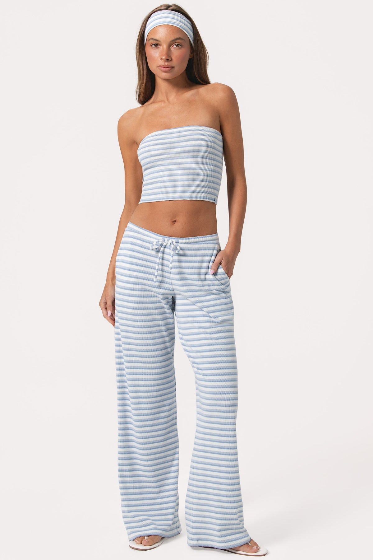 ⁣⁢Low-Waist-Hose aus Rippjersey mit blauen Streifen⁤⁣
