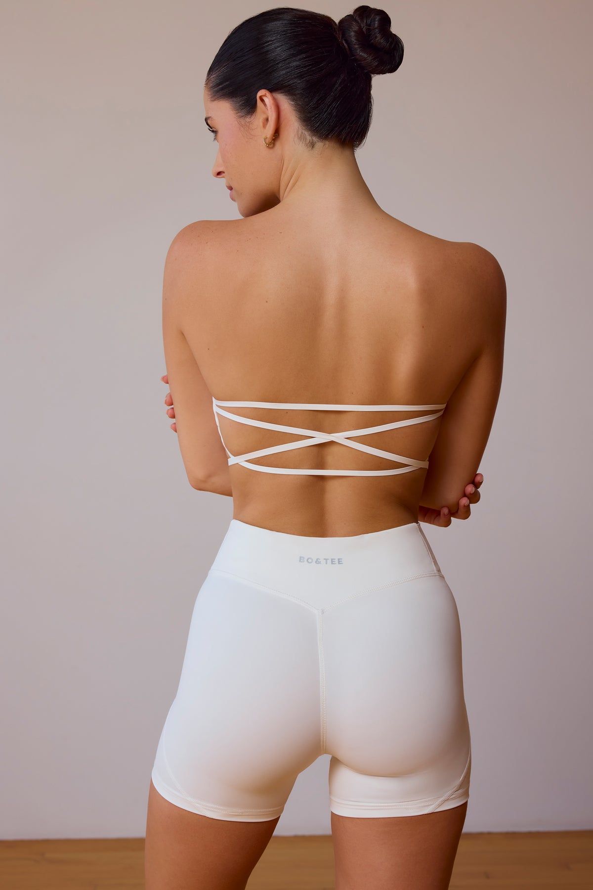 ⁣⁢Bandeau-BH mit am Rücken überkreuzten Trägern in Naturweiß⁤⁣
