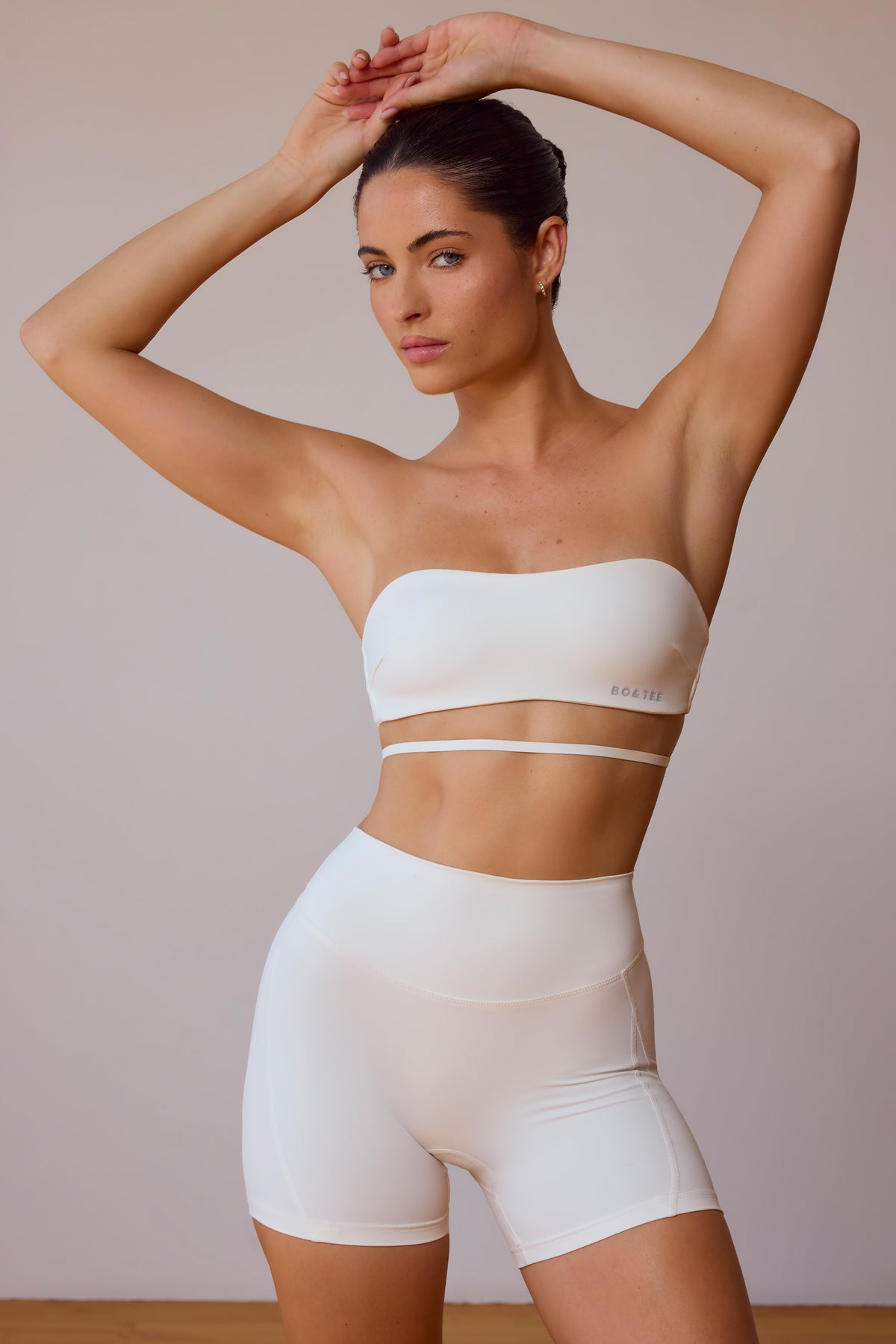 ⁣⁢Bandeau-BH mit am Rücken überkreuzten Trägern in Naturweiß⁤⁣