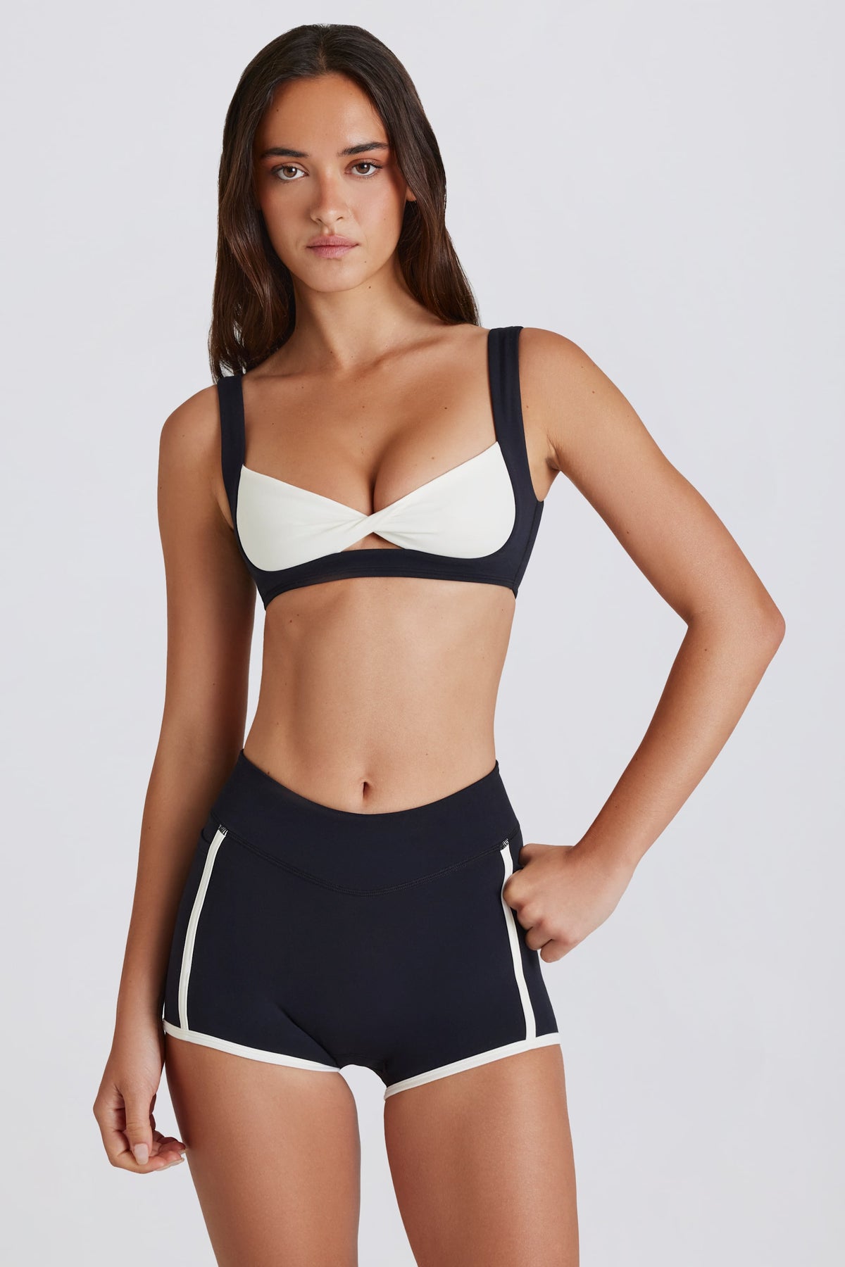 ⁣⁢Soft Active Kontrast-Minishorts in Schwarz⁤⁣