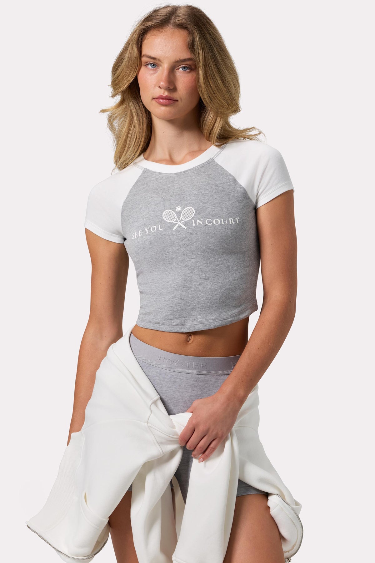 ⁣⁢Cropped-T-Shirt mit Grafikprint in Grau meliert⁤⁣