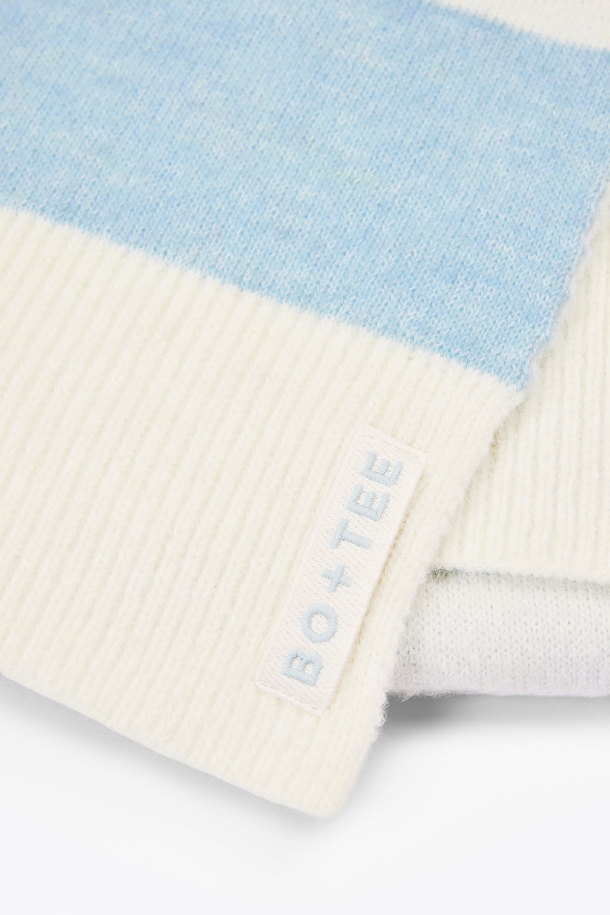 ⁣⁢Gestreifter Strickschal in Puderblau⁤⁣
