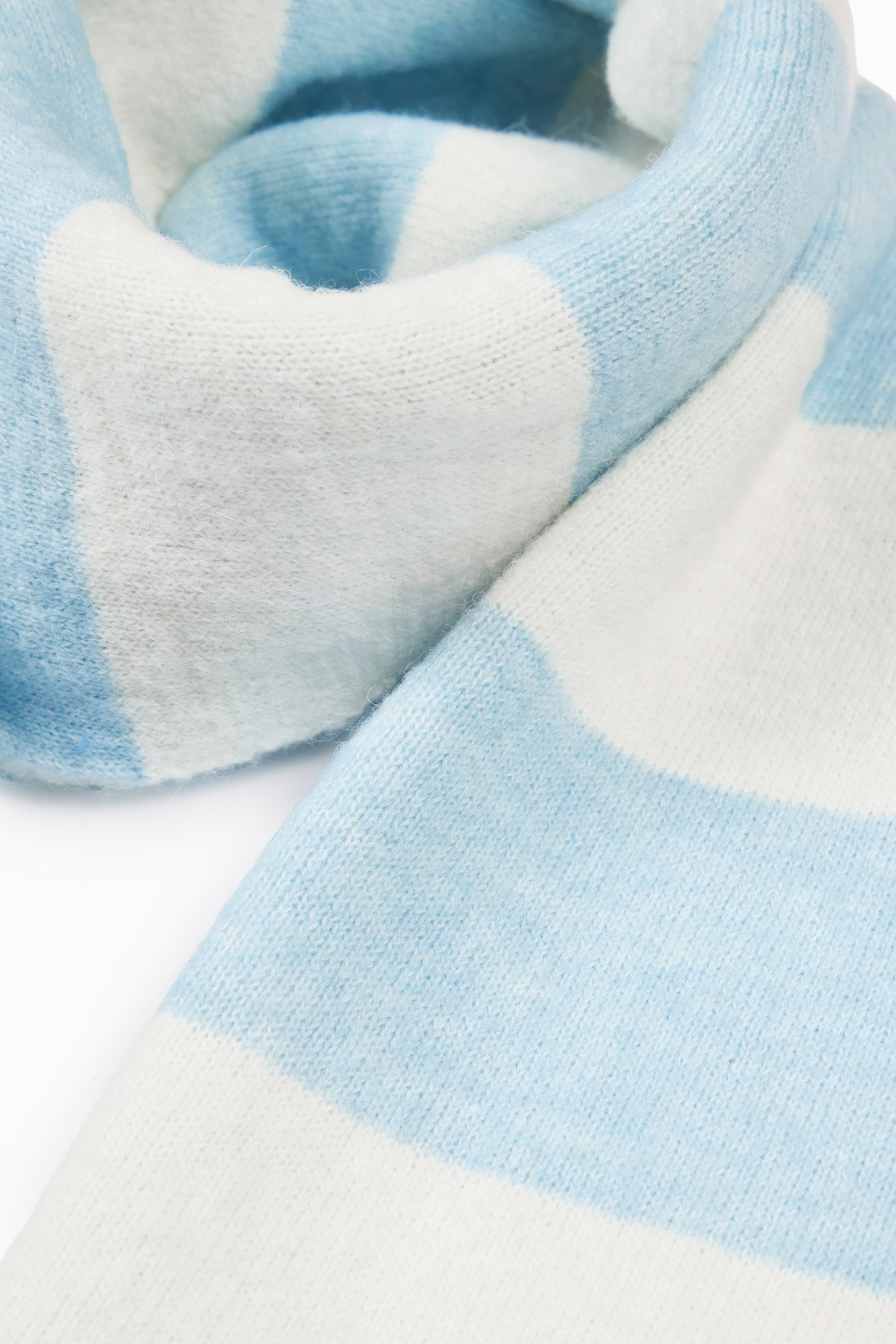 ⁣⁢Gestreifter Strickschal in Puderblau⁤⁣